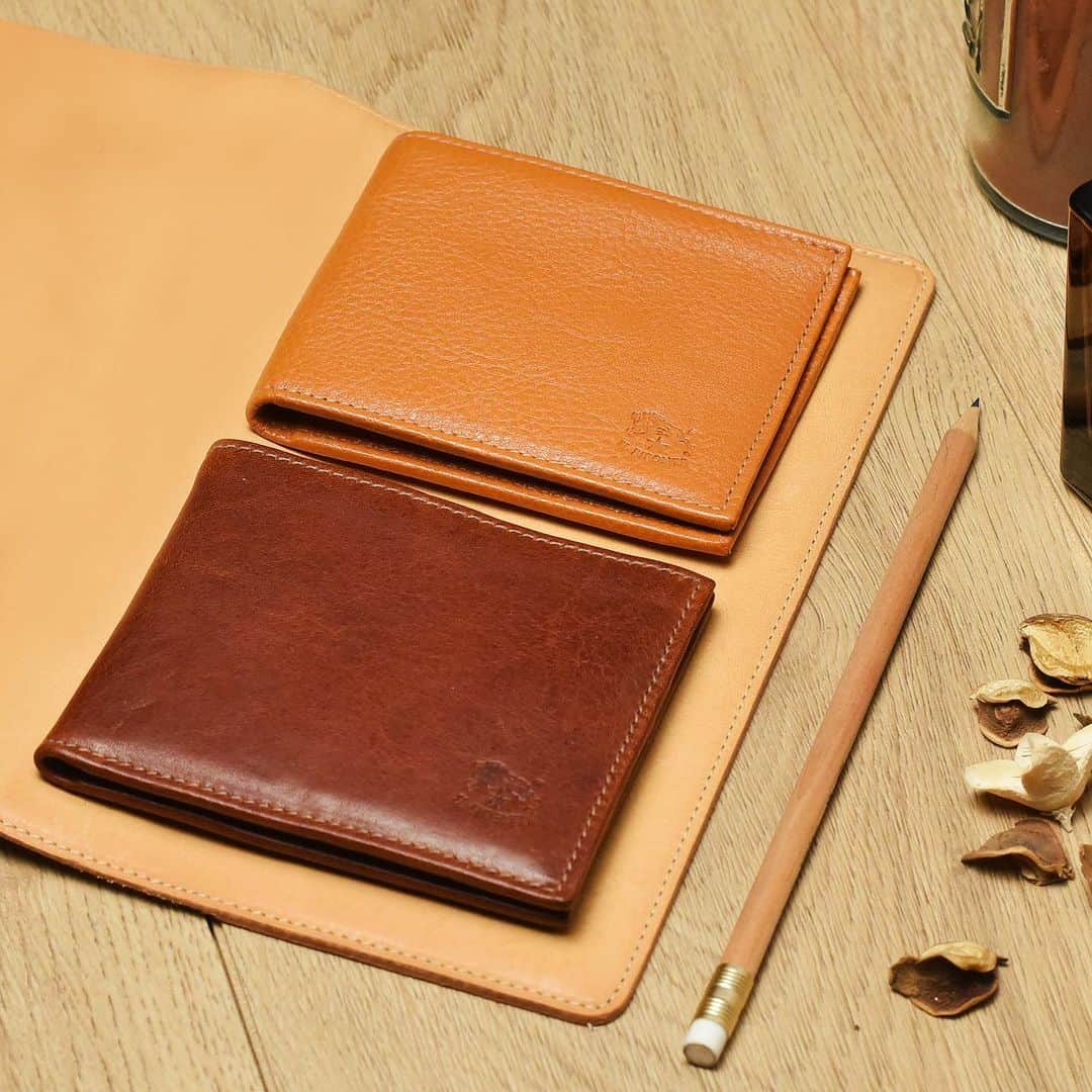 イルビゾンテのインスタグラム：「Experience the art of aging beautifully with the irreplaceable Il Bisonte leather wallet, available in more colors.  #ilbisonte #sustainability #timelessbeauty」