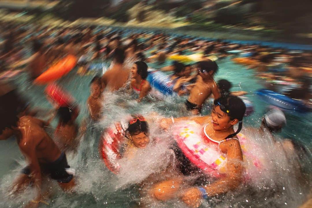 Michael Yamashitaさんのインスタグラム写真 - (Michael YamashitaInstagram)「Summers last splash at Summerland Wave pool, Hachioji, Tokyo: One meter waves wash over the swimmers every 5 minutes keeping the crowd cool and happy. #summerland #wavepool #hachioji #tokyosummer」9月5日 1時03分 - yamashitaphoto