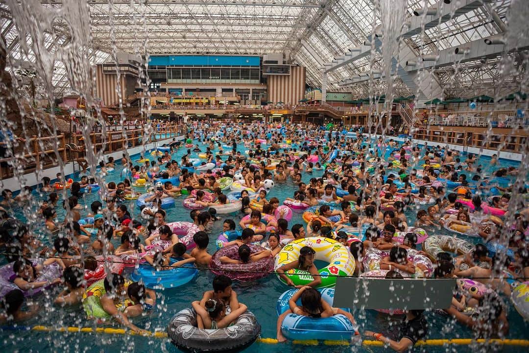 Michael Yamashitaのインスタグラム：「Summers last splash at Summerland Wave pool, Hachioji, Tokyo: One meter waves wash over the swimmers every 5 minutes keeping the crowd cool and happy. #summerland #wavepool #hachioji #tokyosummer」