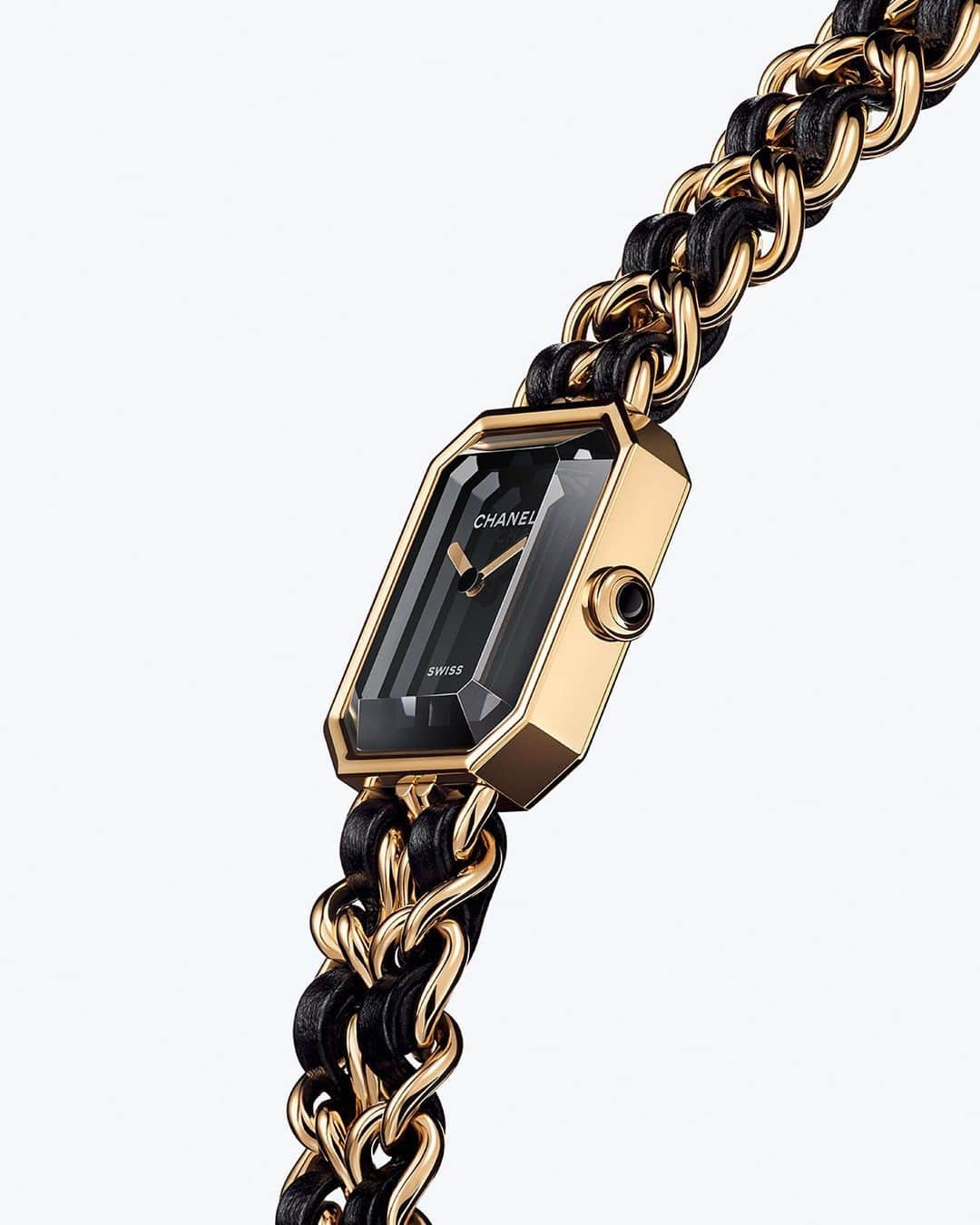 シャネルさんのインスタグラム写真 - (シャネルInstagram)「The PREMIÈRE ÉDITION ORIGINALE watch. A creation with pure lines and refined details for a timeless style. The supple gold chain bracelet interlaced with black leather encircles the wrist and echoes the chain of classic CHANEL handbags.  Discover on chanel.com. Link in bio  #CHANELPremiere #CHANELWatches」9月5日 1時05分 - chanelofficial