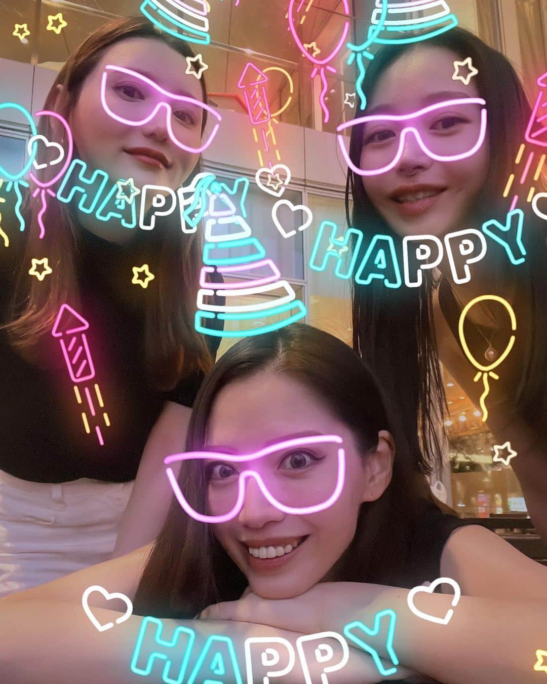 ERYさんのインスタグラム写真 - (ERYInstagram)「最近時差投稿になりがちなので昨日の事とかアップしておきます。 9/2に誕生日だったリサのお誕生日会に私の誕生日も便乗して祝ってもらっちゃったランチ会。 ギリシャ料理はシェアスタイルという事を初めて知りました。 楽しい！ 甘いソースのかかった焼きチーズみたいなお料理が一番美味しかったのだけど、すぐ冷めて硬くなるらしく写真撮る暇なくすぐ食べてしまった…！笑 この後は銀座三越の屋上テラスに移動して夕焼けを見ながらだらだら話して解散しました。 みんなのんびり屋になりました。笑 いつもありがとう。  #誕生日会 #女子会 #ってやつですよね #ギリシャ料理 #銀座ランチ  #東急プラザ銀座」9月5日 1時06分 - bass_ery