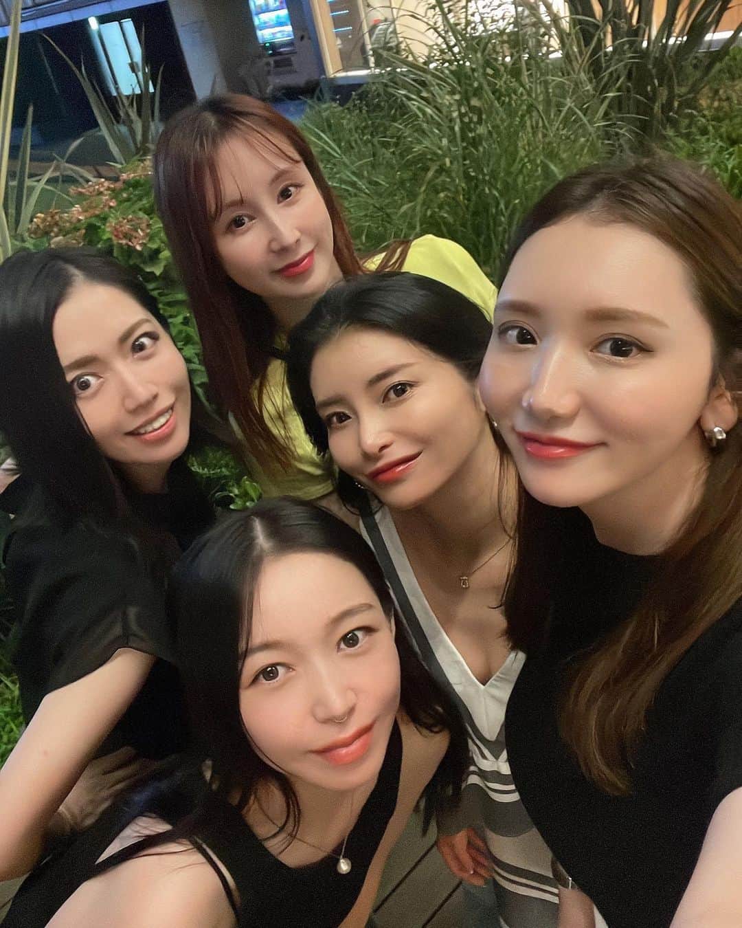 ERYさんのインスタグラム写真 - (ERYInstagram)「最近時差投稿になりがちなので昨日の事とかアップしておきます。 9/2に誕生日だったリサのお誕生日会に私の誕生日も便乗して祝ってもらっちゃったランチ会。 ギリシャ料理はシェアスタイルという事を初めて知りました。 楽しい！ 甘いソースのかかった焼きチーズみたいなお料理が一番美味しかったのだけど、すぐ冷めて硬くなるらしく写真撮る暇なくすぐ食べてしまった…！笑 この後は銀座三越の屋上テラスに移動して夕焼けを見ながらだらだら話して解散しました。 みんなのんびり屋になりました。笑 いつもありがとう。  #誕生日会 #女子会 #ってやつですよね #ギリシャ料理 #銀座ランチ  #東急プラザ銀座」9月5日 1時06分 - bass_ery