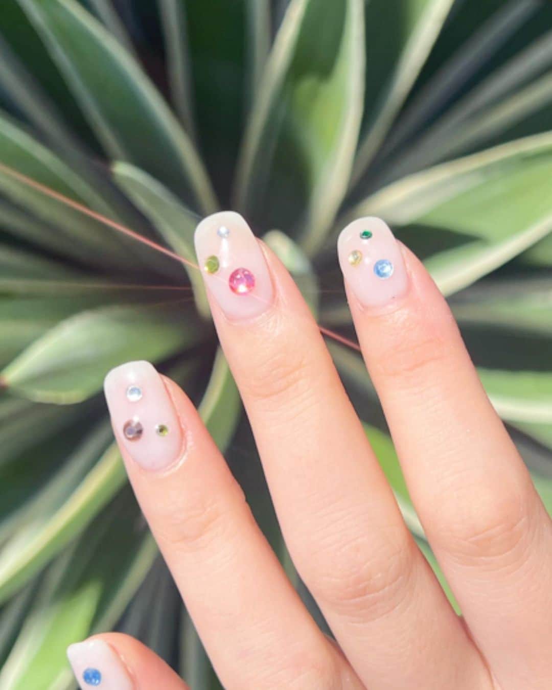 渡辺真実絵のインスタグラム：「_ まだ夏を引き摺るひとの指先です💅🥹✨笑  #nails #gelnails」