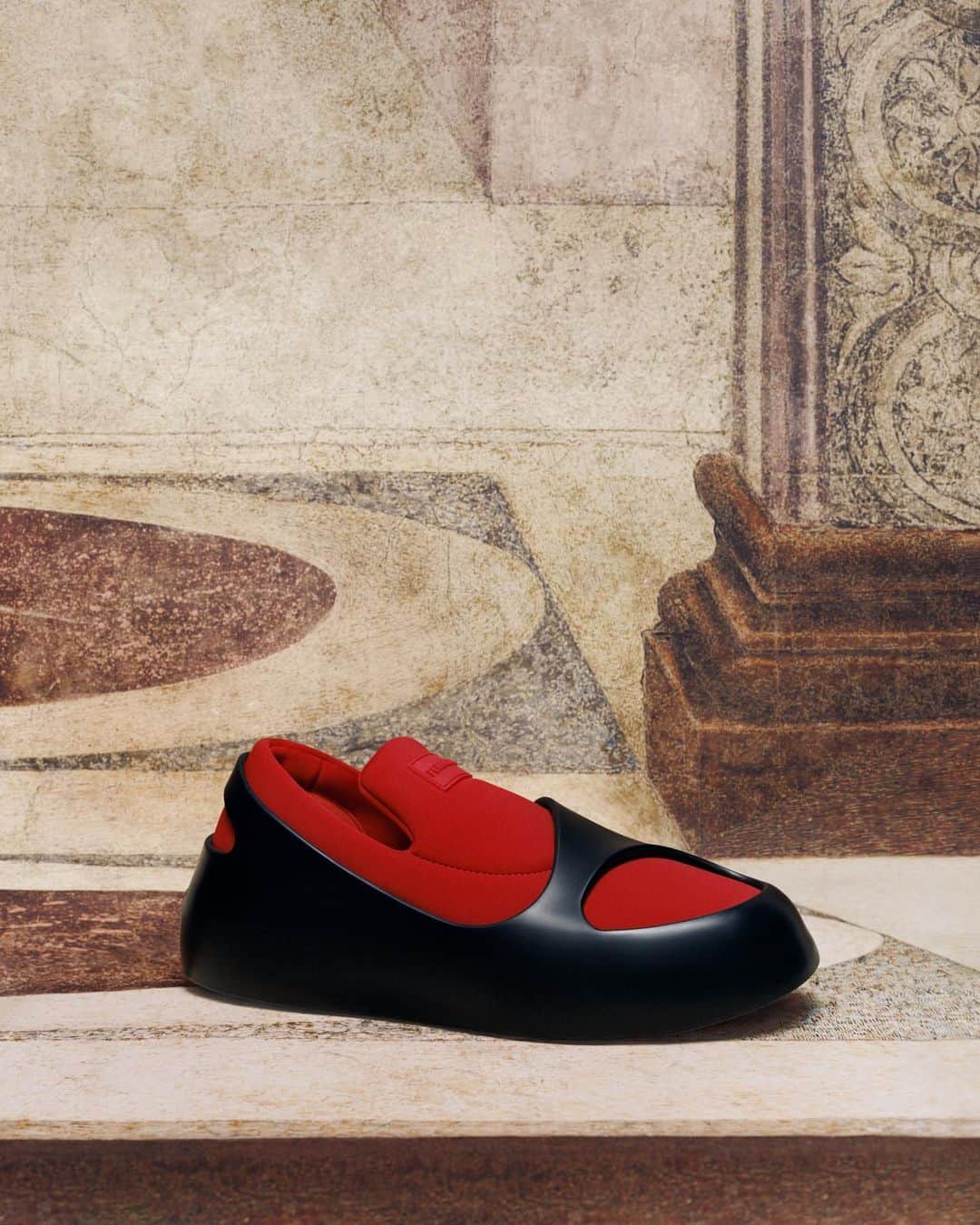 サルヴァトーレ・フェラガモのインスタグラム：「Cut-out details shoe on Sandro Botticelli’s detached fresco, 1481, by permission of the Ministry of Culture – Gallerie degli Uffizi. #FerragamoFW23 lensed by @tylersphotos – Campaign Concept and Creative Direction @ferdinandoverderi  Discover more at the link in bio.」
