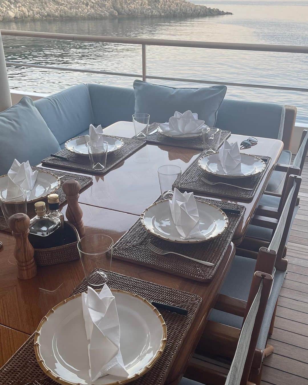 クラウディア・シファーさんのインスタグラム写真 - (クラウディア・シファーInstagram)「Dinner on deck and water taxi in Greece with @uta_hus ❤️」9月5日 1時26分 - claudiaschiffer