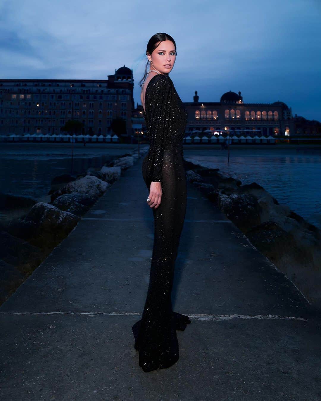 PINKOさんのインスタグラム写真 - (PINKOInstagram)「The most gorgeous is back on the red carpet: @adrianalima wears another custom-made and super shiny #PINKO dress at #Venezia80. #PINKOStars」9月5日 1時31分 - pinkoofficial