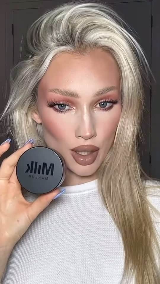 Milk Makeupのインスタグラム：「@meredithduxbury APPROVED ⚡ Watch how our NEW! Pore Eclipse Setting Powder erases shine + blurs skin instantly 🌘  Available online NOW @sephora and milkmakeup.com #milksettingpowder #poreeclipse」