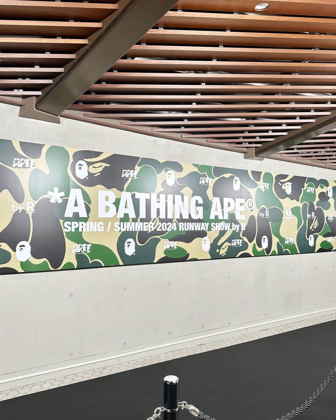 月本えりさんのインスタグラム写真 - (月本えりInstagram)「A BATHING APE®️  SPRING / SUMMER 2024 RUNWAY SHOW by R  カッコよかったなぁ。 懐かしさと、新しさ🐵 10代の頃を思い出す、ずっと大ファンのブランド✨✨ @go_miyazaki いつもありがとう🙊  @bape_japan  @rakutenfashion_byr  @rakutenfashion   #bape #abathingape #bape30 #RakutenFashion #RakutenbyR」9月5日 1時33分 - eritsukimoto