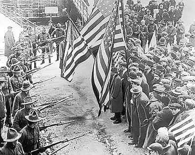 マック・ブラントのインスタグラム：「Happy Labor Day.  Don’t be a bootlicker.  Support Labor.」