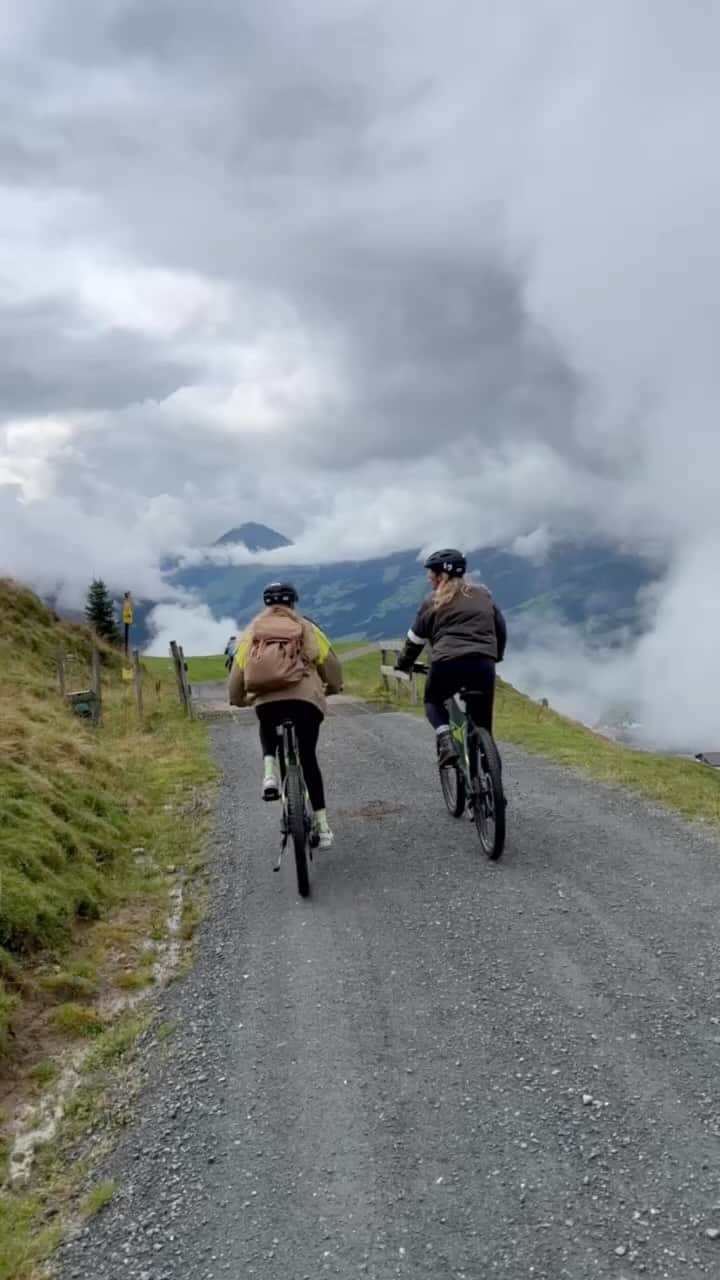 ドウツェン・クロースのインスタグラム：「Mountainbiken in the beautiful mountains of tirol. ❤️ @kitzbuehel_tirol」