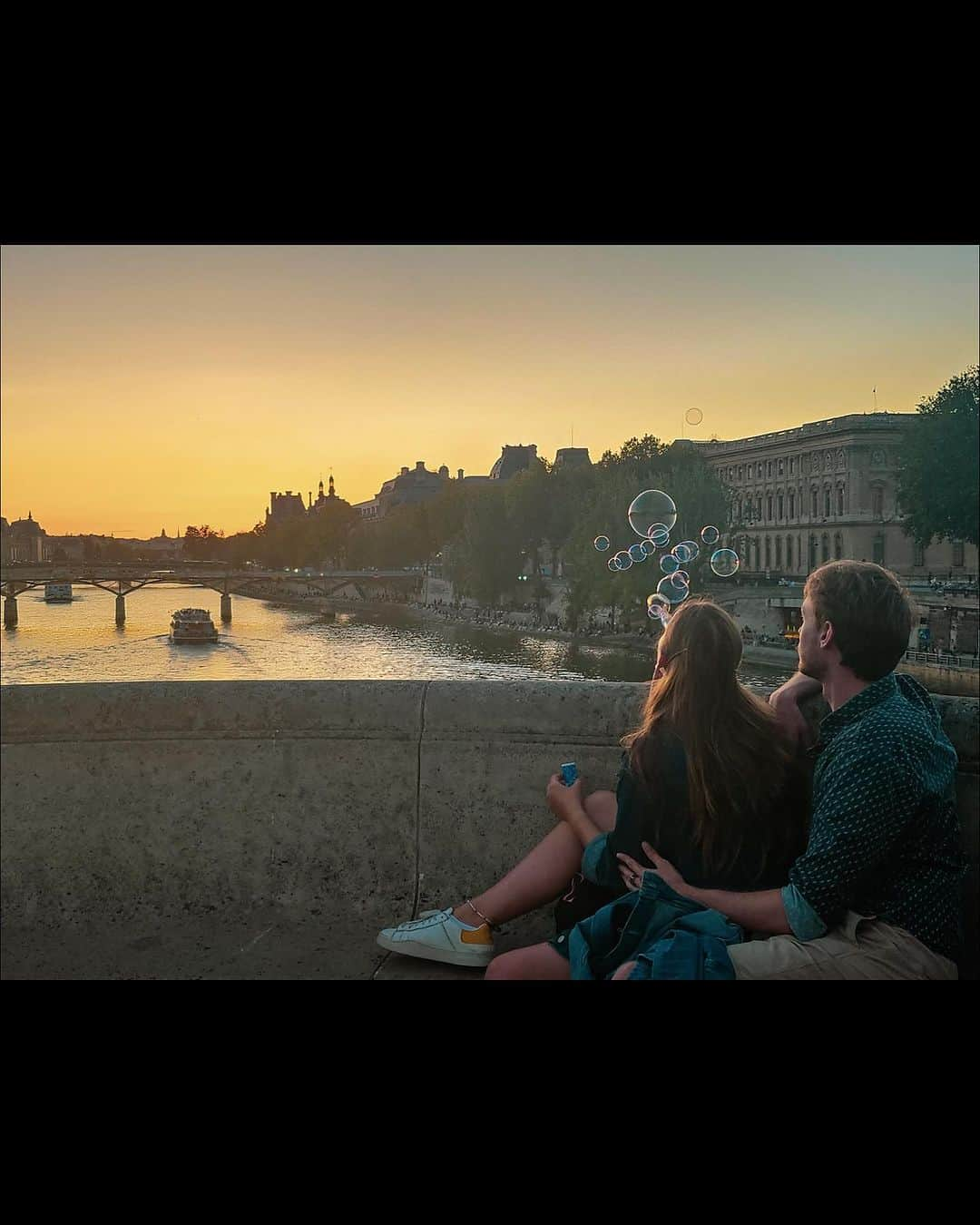 VuTheara Khamさんのインスタグラム写真 - (VuTheara KhamInstagram)「Summer Vibes, Paris, 2023 . A serie of of pictures taken with a smartphone #GalaxyZFlip5 . Which one do you prefer ? [1-10] 1. The Pyramid of Louvre 2. Île Saint-Louis 3. Garden of Luxembourg 4. Sacré-Coeur, Montmartre 5. Le Marais 6. Abesses 7. Quai de Conti 8. Place du Trocadéro  9. Pont-Neuf 10. Square du Vert-Galant . #paris #summer #summervibes」9月5日 1時49分 - vutheara