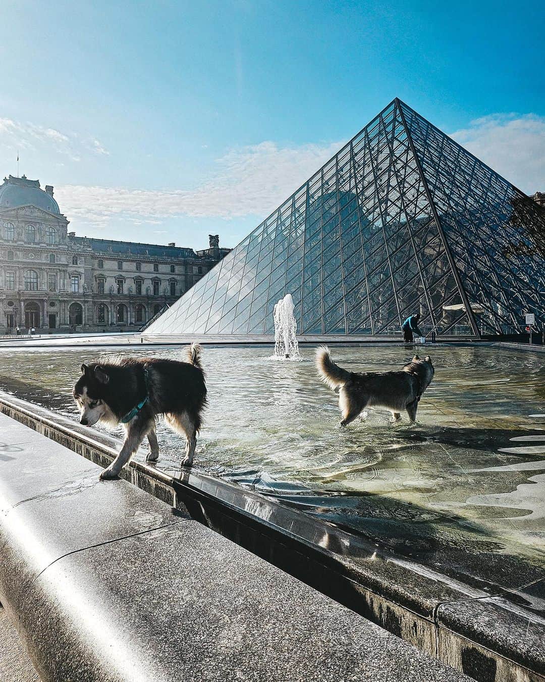 VuTheara Khamのインスタグラム：「Summer Vibes, Paris, 2023 . A serie of of pictures taken with a smartphone #GalaxyZFlip5 . Which one do you prefer ? [1-10] 1. The Pyramid of Louvre 2. Île Saint-Louis 3. Garden of Luxembourg 4. Sacré-Coeur, Montmartre 5. Le Marais 6. Abesses 7. Quai de Conti 8. Place du Trocadéro  9. Pont-Neuf 10. Square du Vert-Galant . #paris #summer #summervibes」