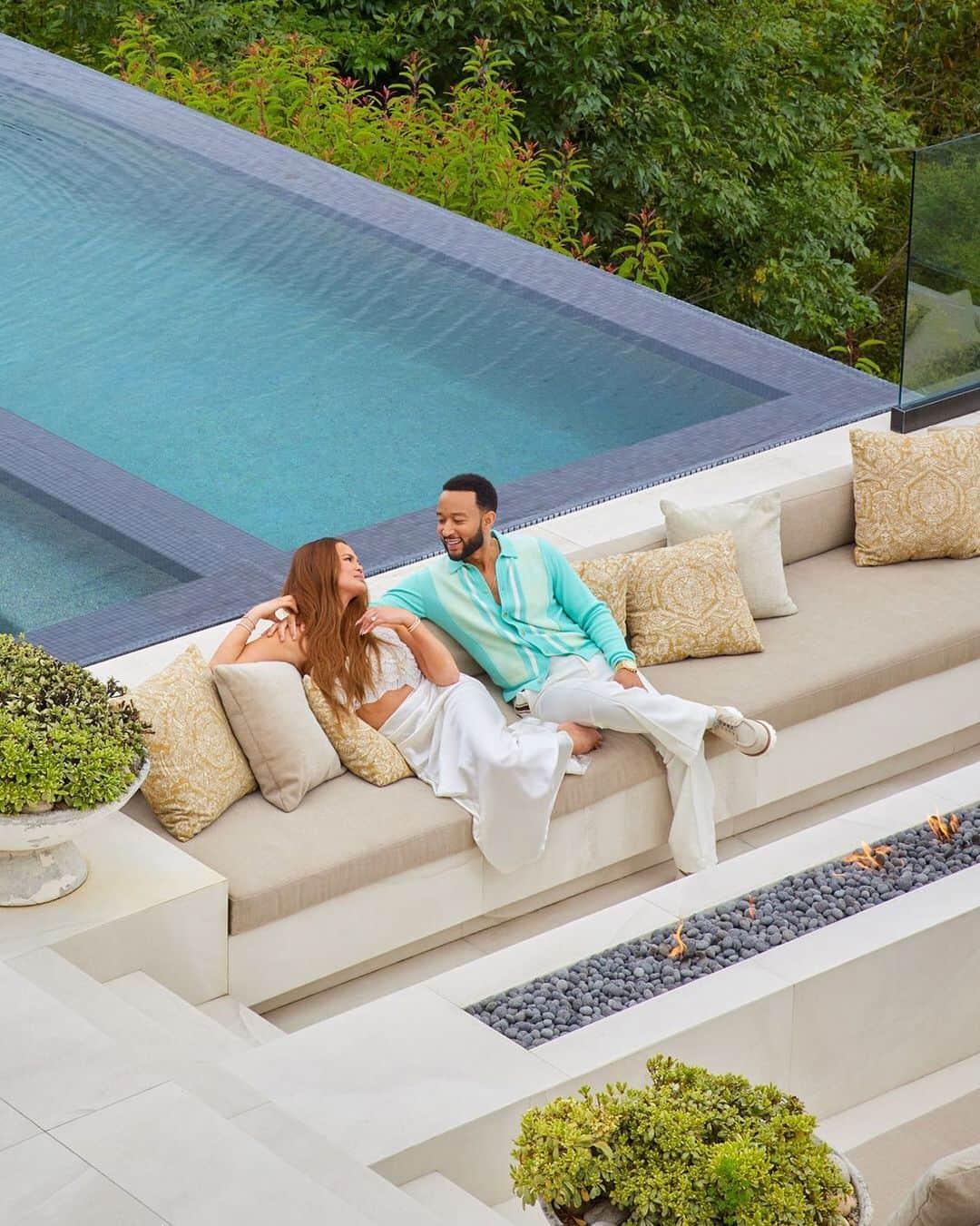 サントーニのインスタグラム：「@johnlegend and @chrissyteigen showcase natural ease and innate elegance in the September issue of @archdigest, where the Grammy winner is captured wearing suede lace-up #Santoni shoes - an exclusive preview from the new Fall 2023 collection.   Photography: @yoshihiromakino  Interior styling: @amykchin Fashion styling: @alanavanderaa & @apuje  Editor in Chief: @amyastley」