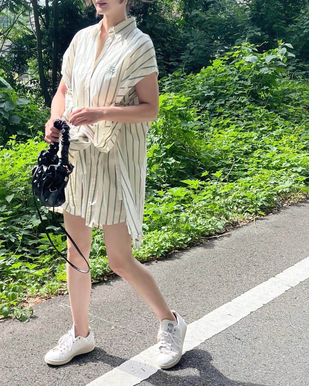 渡辺真実絵さんのインスタグラム写真 - (渡辺真実絵Instagram)「_ まだまだ暑過ぎてEVERYDAY夏服🥵  これ去年のだけど3wayになるから飽きずにまだ着ちゃう☺️そんで太フレームの👓すごい使えるおすすめ👍🩵」9月5日 1時52分 - mamu________________