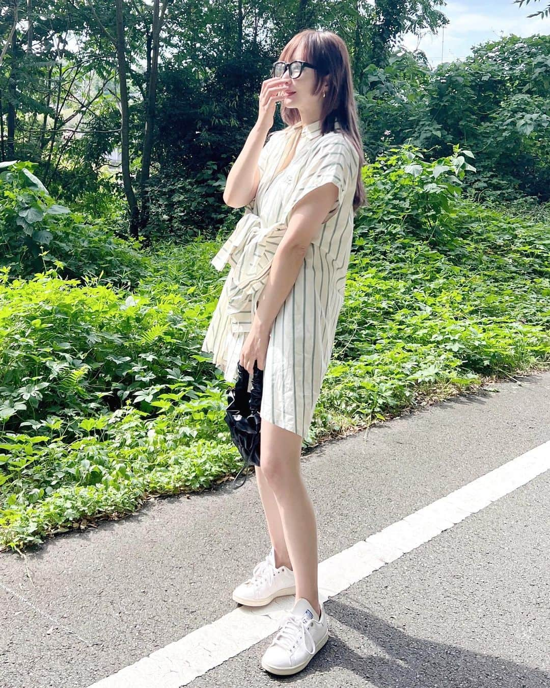 渡辺真実絵さんのインスタグラム写真 - (渡辺真実絵Instagram)「_ まだまだ暑過ぎてEVERYDAY夏服🥵  これ去年のだけど3wayになるから飽きずにまだ着ちゃう☺️そんで太フレームの👓すごい使えるおすすめ👍🩵」9月5日 1時52分 - mamu________________