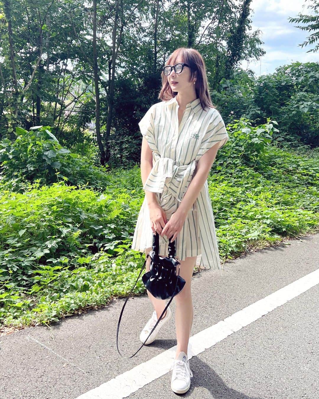 のインスタグラム：「_ まだまだ暑過ぎてEVERYDAY夏服🥵  これ去年のだけど3wayになるから飽きずにまだ着ちゃう☺️そんで太フレームの👓すごい使えるおすすめ👍🩵」