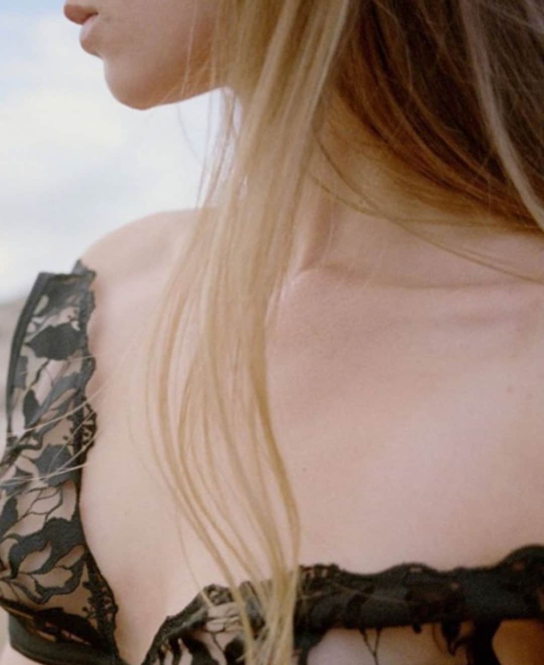 レジャビーのインスタグラム：「SÉDUCTION MODERNE ⁣Ode à l'épanouissement en Sin, noir. - MODERN SEDUCTION An ode to self-fulfilment with Sin, our iconic.   #MaisonLejaby #Lingerie #Underwear #Corseterie #WomanMaisonLejaby #LingerieHeritage #SavoirFaire #FrenchKnowHow」