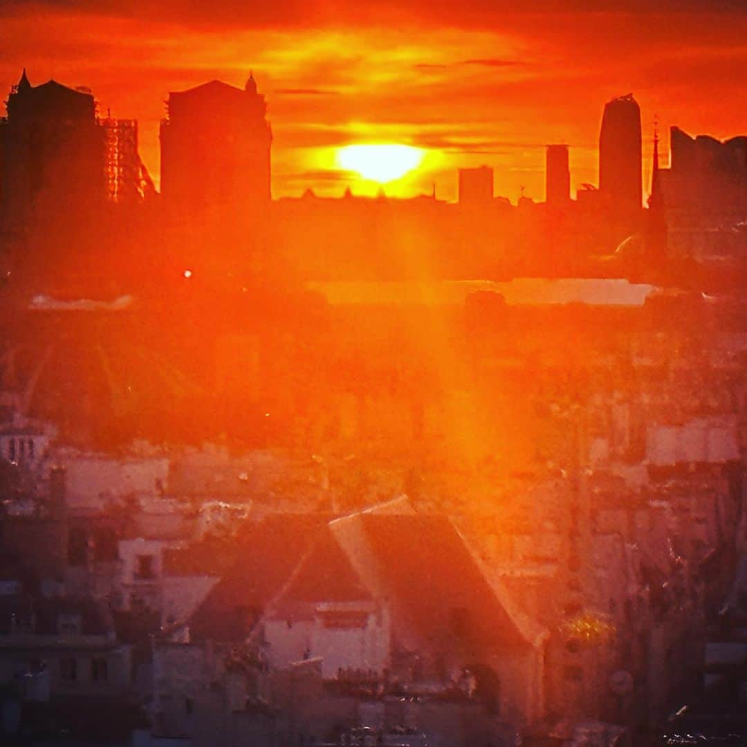 蜷川実花のインスタグラム：「パリの夕陽が美しすぎて、、、もおなんか凄かったです。 お裾分けさせていただきます❕」
