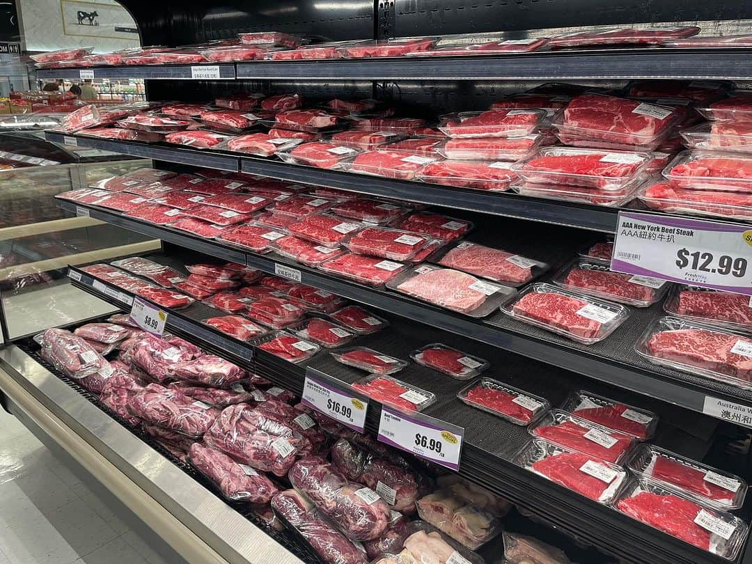 三好ジェームスさんのインスタグラム写真 - (三好ジェームスInstagram)「トロント🇨🇦のスーパーマーケットの精肉コーナーを視察。  パッキングの仕方やスライスの仕方など勉強になります！  #トロント #カナダ #スーパーマーケット #精肉 #和牛 #アンガス #豚 #和牛」9月5日 1時56分 - james.arita2946