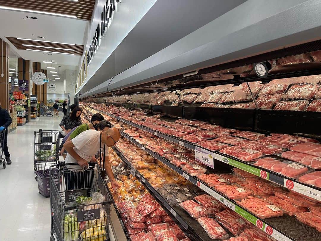 三好ジェームスさんのインスタグラム写真 - (三好ジェームスInstagram)「トロント🇨🇦のスーパーマーケットの精肉コーナーを視察。  パッキングの仕方やスライスの仕方など勉強になります！  #トロント #カナダ #スーパーマーケット #精肉 #和牛 #アンガス #豚 #和牛」9月5日 1時56分 - james.arita2946