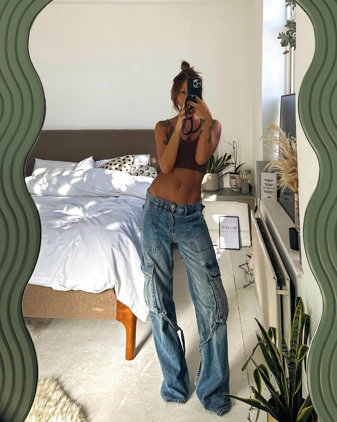 ルー・ティーズデールのインスタグラム：「mosher jeans from @zara ✌🏽」
