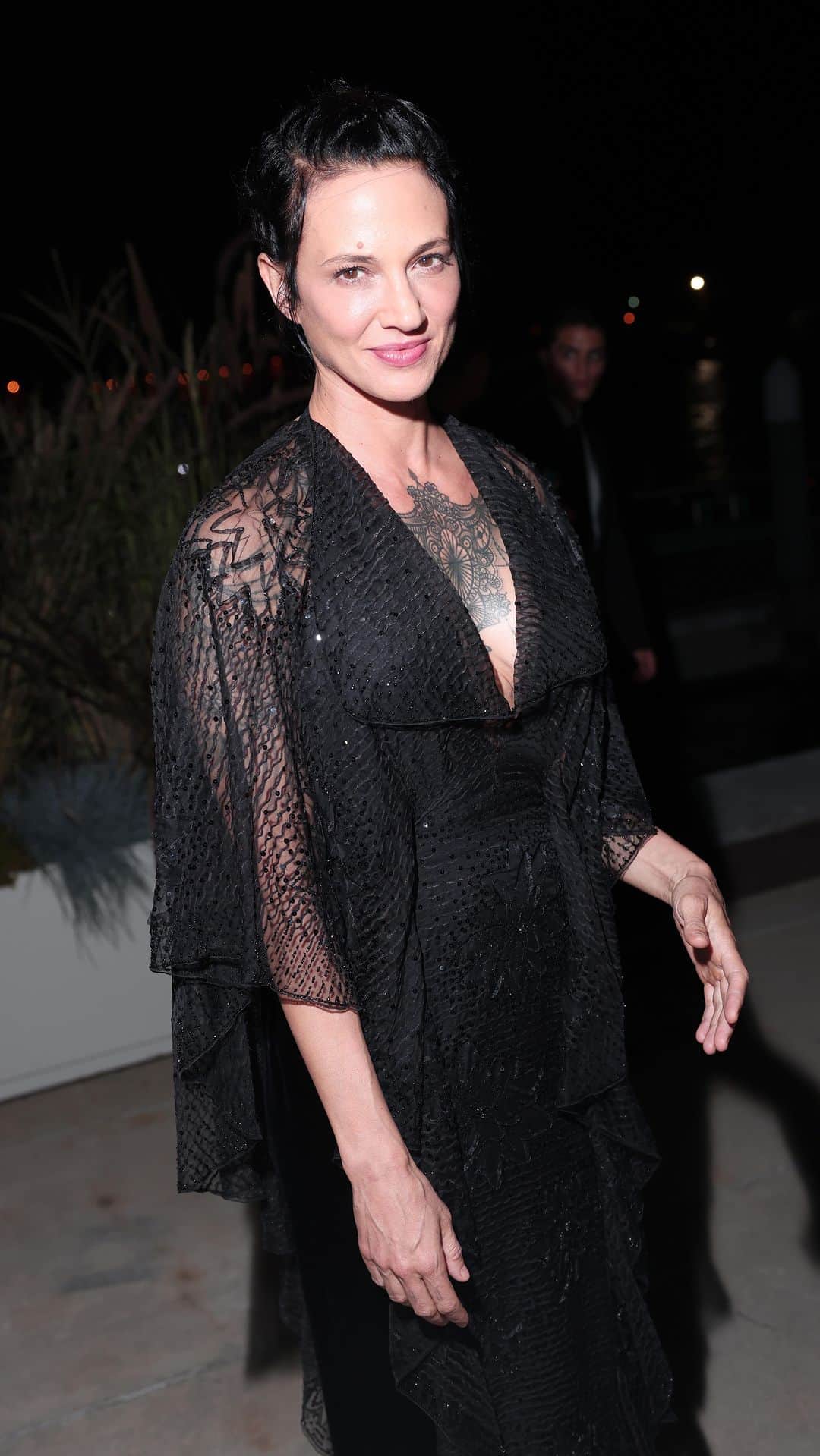 アーシア・アルジェントのインスタグラム：「“Non portavo le trecce da quando ero bambina” ci racconta @asiaargento nella sua camera di albergo mentre si prepara per la One Night Only di @giorgioarmani Privé a Venezia. Dal vestito “con le ali” al make up perfetto per una serata elegante durante il #FestivalDelCinemaDiVenezia, dai un’occhiata al suo #GettingReadyWith e scopri tutti i dettagli sull’evento firmato #GiorgioArmani, al nostro link in bio.   #Venezia80 #VoguePeople  Filmmaker: @desi_restuccia Creative producer: @iacopocaravaggi Editor: @marzioemme Producer: @timosimo」