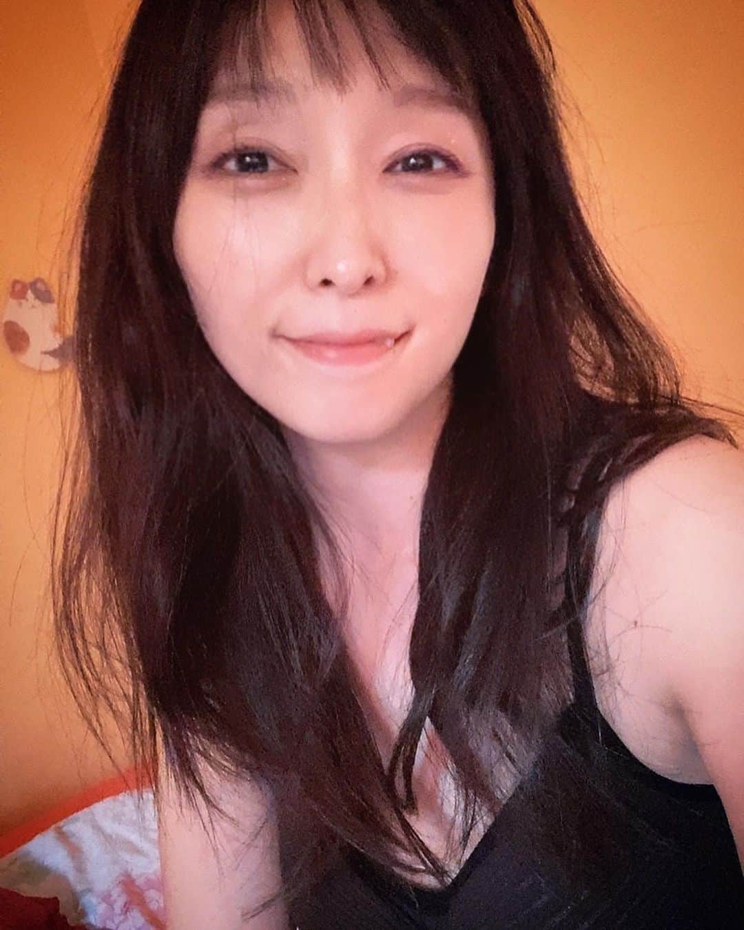 小明のインスタグラム：「日本からシャンプーリンス持ってった方が良いかしらねー、と悩んでいたら 「そんなもんはフランスにもある、それより荷物を軽くしろ」 と夫に言われて断念したわけですが結論として『ない』。 アジア系の髪の毛にむけた製品は超少ない・読めないならどれがそれかわからん＋水質が合わない＝こんなに髪の毛広がることあるんだ〜って感じです。みるみる傷んでいっているようだ……ギリもっていっていたトリートメント剤をチマチマチマチマ塗って髪を労っています。これが蜘蛛の糸じゃよ〜がんばれ〜  子供たちは自分の部屋をゲットしつつもYouTubeが見られる私の部屋にたまりがち。 狩野英孝さん(天才)のYouTubeを見ています。 狩野英孝さんが面白いのももちろんだけど、急にフランス語ばっかりの環境に放り込まれたから、こうして３人でいつもみたいにダラダラ日本のYouTube見ることもリラックスになるんだろうね。 マイクラ配信おもしろいよ〜 やってみたくなっちゃうけどその前に捨て置いた動物の森をなんとかしないと……気が重いな」