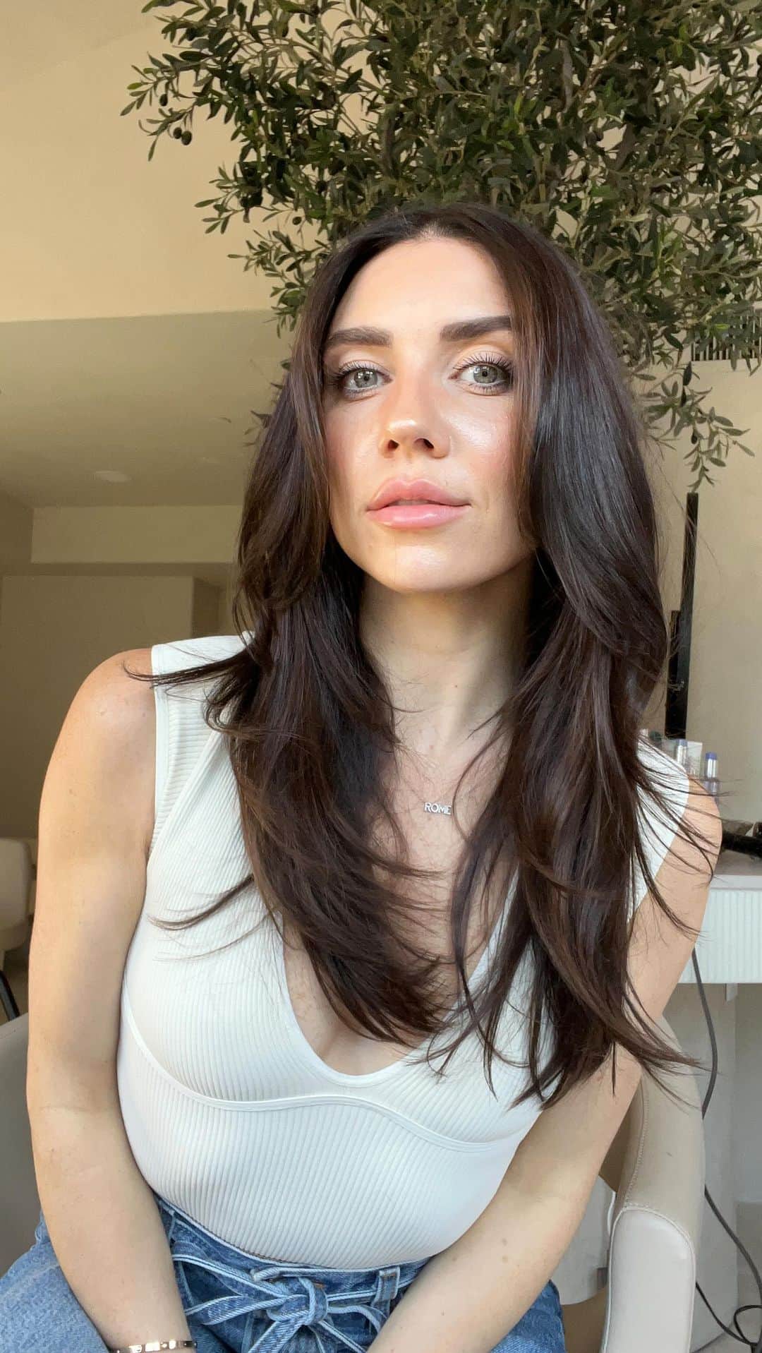 ジェナ・ジョンソンのインスタグラム：「Darker for the fall 🍁   First time at the absolutely stunning @brdyjay salon! So proud of my friend/hairstylist/laughing partner @hairbybradleyleake for dreaming this and making it happen ✨」