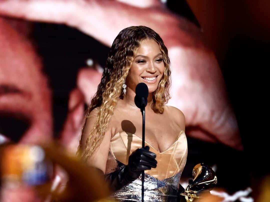 The GRAMMYsさんのインスタグラム写真 - (The GRAMMYsInstagram)「Queen Bey has an undeniable influence on the music industry. 🐝   ✨ A true powerhouse, #Beyonce holds the record as the most awarded #GRAMMYs winner, leaving a lasting impact on the world of music. From unforgettable GRAMMYs performances with legends like #Prince and #TinaTurner to her iconic GRAMMYs stage debut with #DestinysChild, Beyonce is an inspiration to not only the music community but to members of the #BeyHive and beyond.  🎶 Fun fact: At the 46th GRAMMYs, she took home her first solo career wins with an impressive five awards, including Best Contemporary R&B Album for 'Dangerously In Love.'   How has the 32-time GRAMMYs winner influenced you? Tell us in the comments. ⤵️」9月5日 2時03分 - recordingacademy