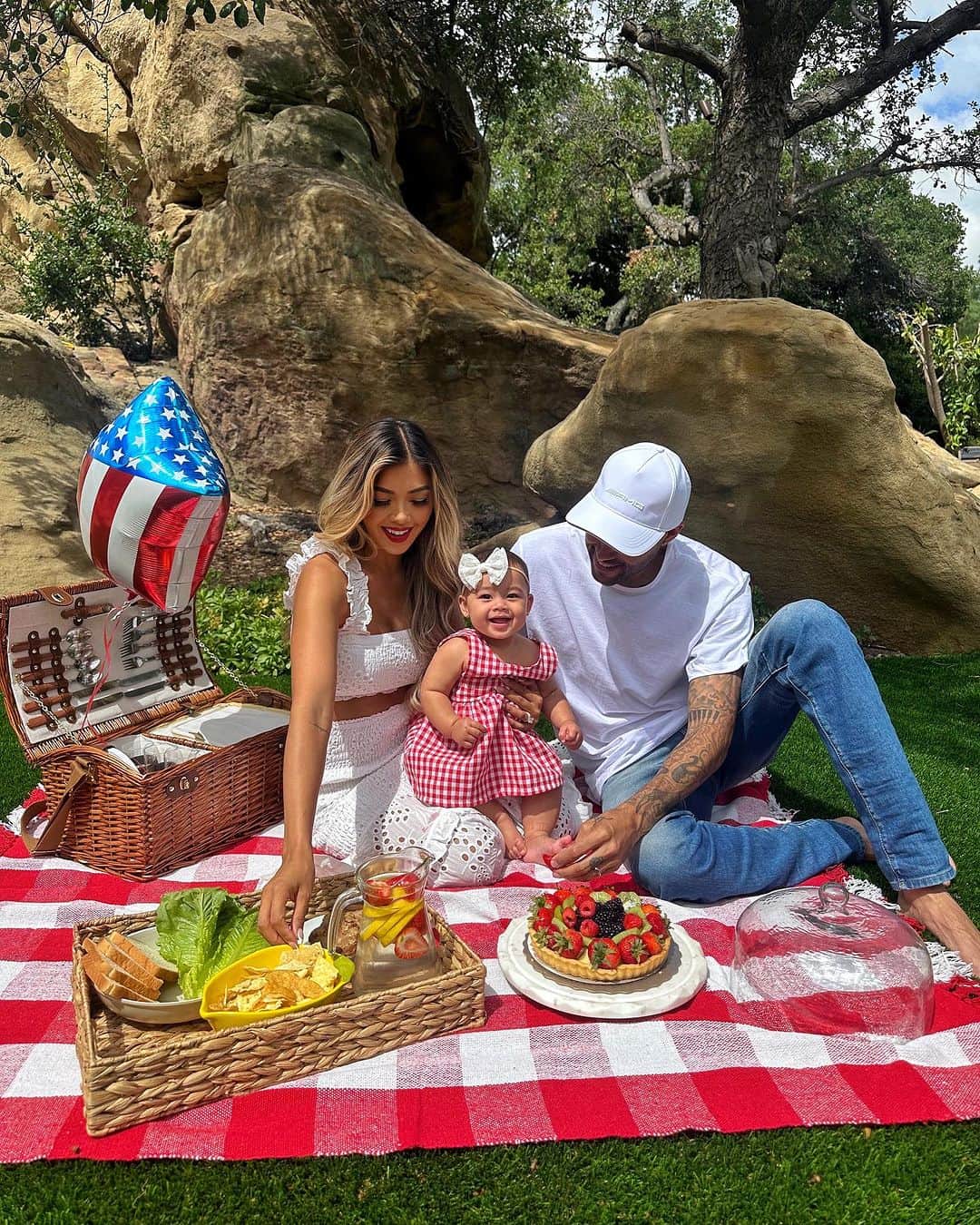 リアン Vのインスタグラム：「Happy Labor Day and Happy 8 Months to our little @zaiasky! 🥳🍓」