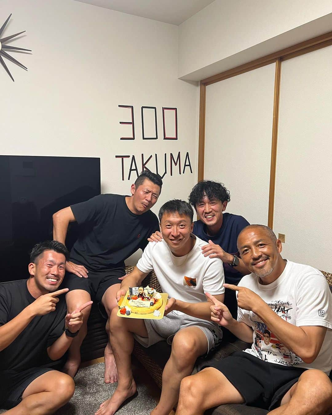 荒野拓馬さんのインスタグラム写真 - (荒野拓馬Instagram)「尊敬する最高の仲間にお祝いしてもらいました これからも頑張ります！ #300試合 #ありがとうございます」9月5日 13時16分 - aranotakuma_27