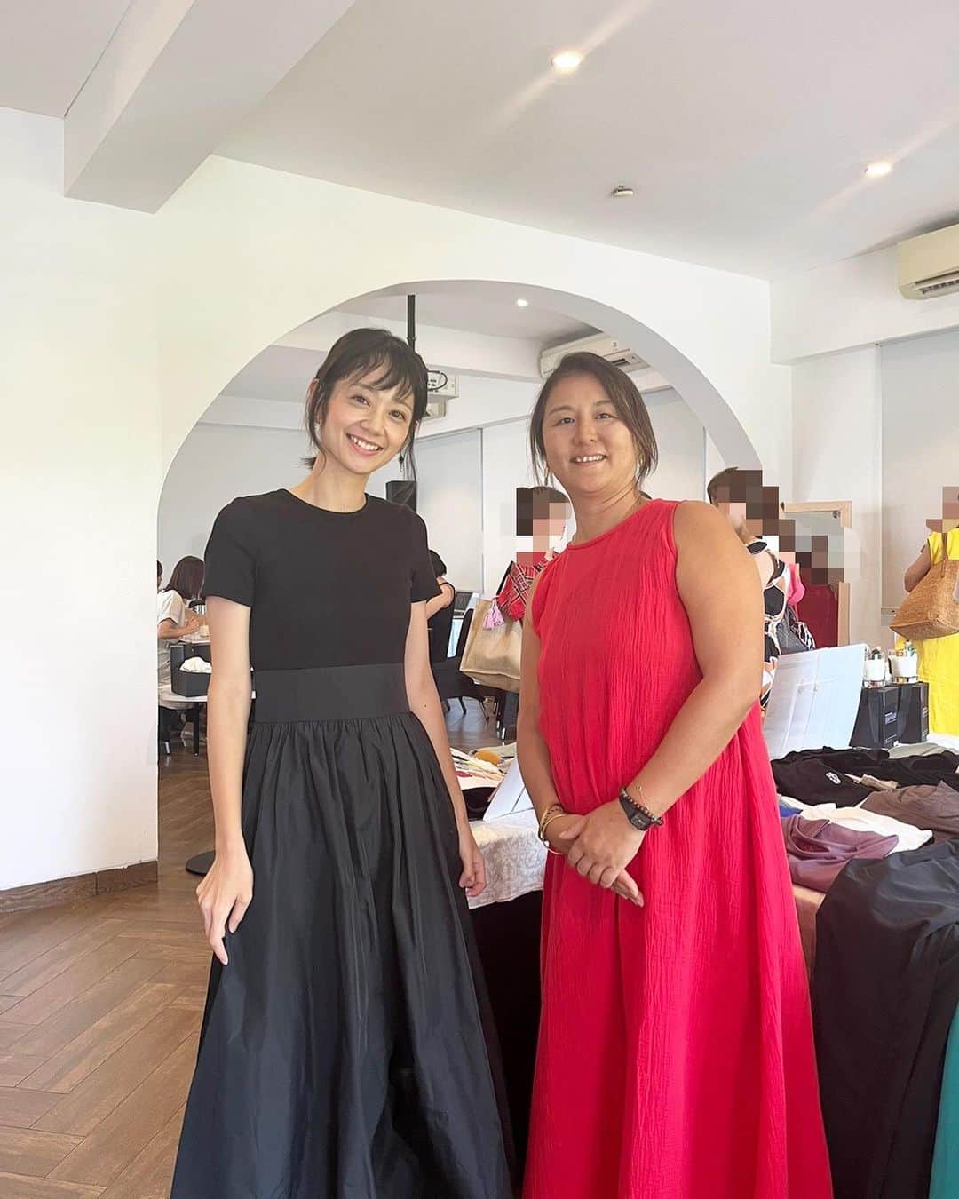 益田麻衣のインスタグラム：「@subuh.bali さんののりこさんと💕  ワークショップの横で、たくさんのお洋服たちが並んでいました🎵  新色も見せてもらったのですが、色々悩みすぎて決めらないまま帰宅💦  明日からは２日間 @cayennehome にてバザーがあります！  素敵なお洋服との出会いがありますように🍀  #ファッション #バリ #subuhbali #リネンワンピース #ジャカルタ #ジャカルタ在住」