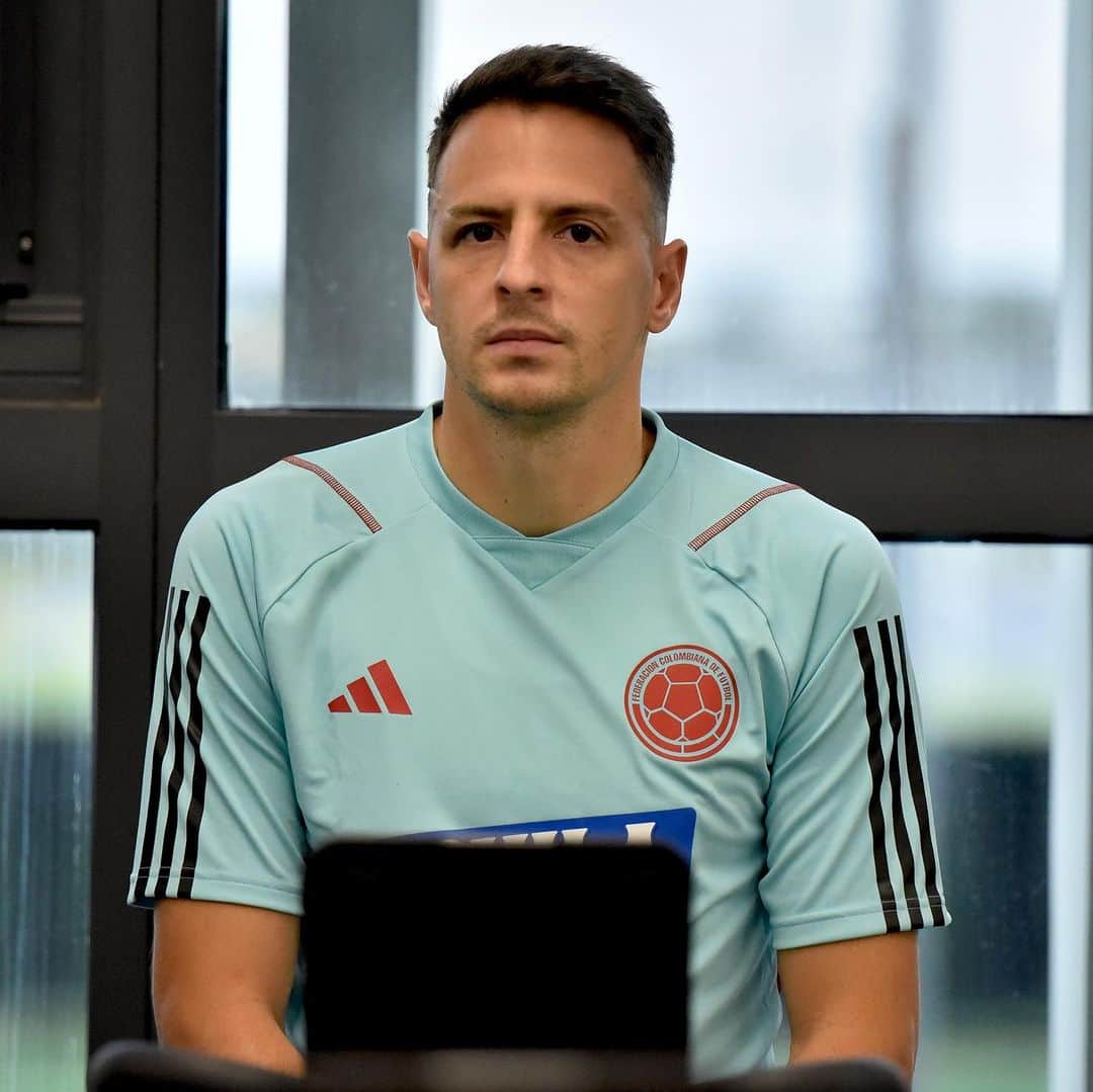 サンティアゴ・アリアスさんのインスタグラム写真 - (サンティアゴ・アリアスInstagram)「🙏🏼⚽️⚔️🙏🏼 vamos!!! 🇨🇴🇨🇴」9月5日 13時20分 - santiagoarias13