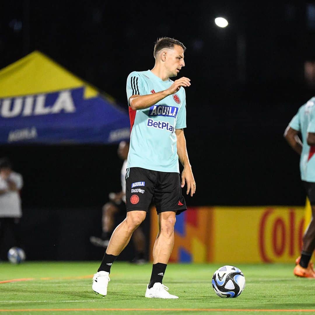 サンティアゴ・アリアスのインスタグラム：「🙏🏼⚽️⚔️🙏🏼 vamos!!! 🇨🇴🇨🇴」