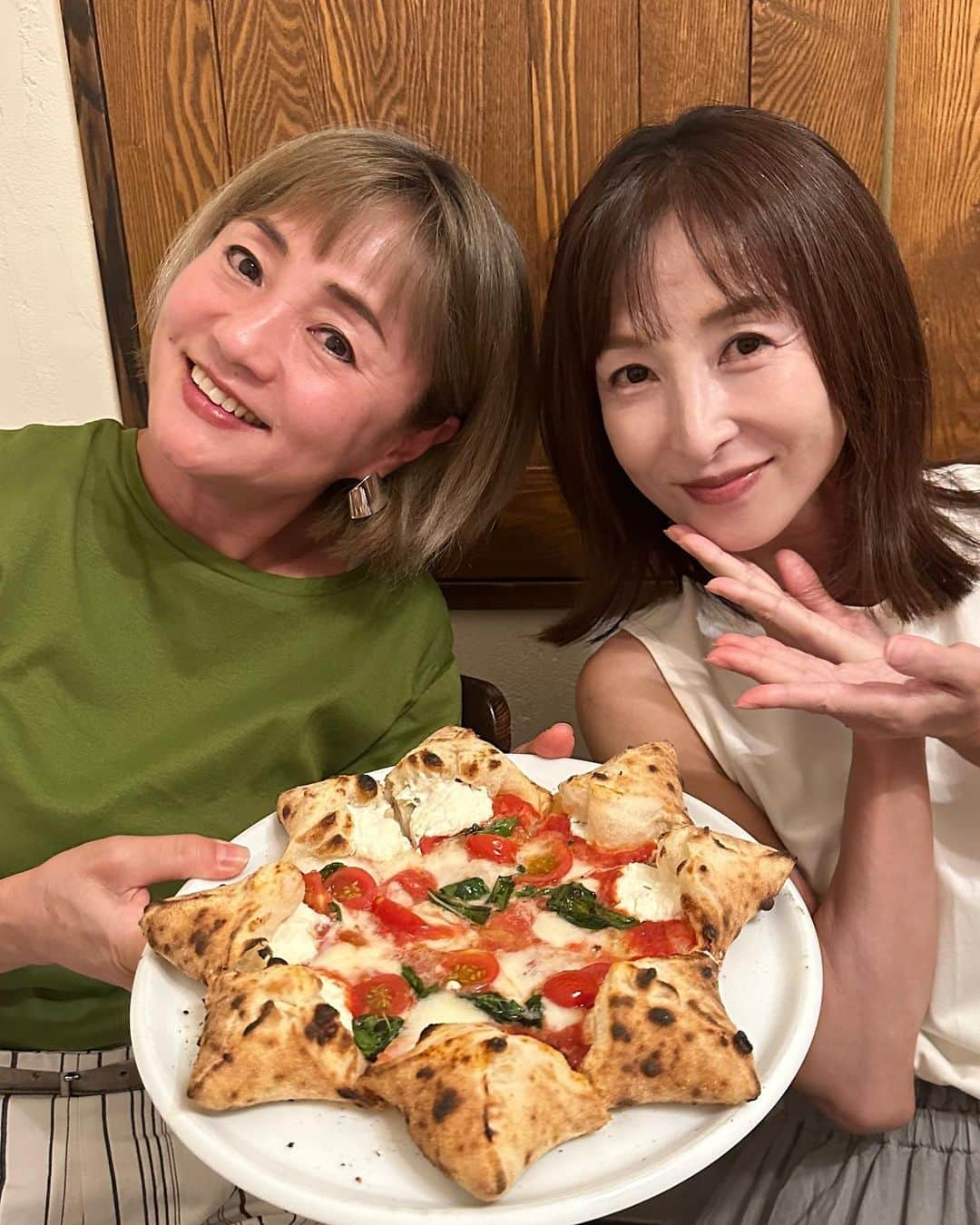 かとうれいこのインスタグラム：「先日の〜  志穂さんとイタリアン🍕  pizzaが美味しいお店😋  いっぱい食べて いっぱい笑った〜 @shihohashimoto3   #先日の #イタリアン #pizza #食べて  #笑って  #happy」