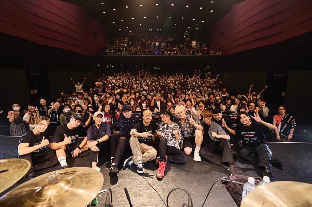 川畑要のインスタグラム：「KANAME KAWABATA Live House Tour 2023 “Live it up!!”  まずはこのツアーを無事終えることができ関わって下さった全ての関係者の皆様に感謝申し上げます。  ファイナル後に熱を出してしまい投稿が遅くなってしまったことお許しください🙏 (バカも熱を出すようですねww)  7月からスタートしたツアー、夏の始まりとともに初日を迎え、夏の終わりとともにファイナルを迎えるというLIVE三昧な日々を過ごすことができました！！  ツアーに間に合わせるべく新曲の制作をしていた5月が懐かしく感じます。  ファイナルではまさかのサプライズ！！ 潰れかけた声をこれでもかと絞り出し歌っている最中、rui、keisuke、nosuke、ryomaがステージに駆け付けてくれたあの瞬間、仲間が助けにきてくれた感覚になり正直涙しそうになりました。 "TOKYO GIRL"ラストの振りが5人でビシッと決まった時は鳥肌もんでした〜😭 ちゃんと振り覚えてる自分にも驚いたけどねw 4人には改めて感謝の気持ちしかありません、本当にありがとう。  こんなサプライズを計画してくれたマネージャー、スタッフのみなさんにも大感謝です！！ 俺は幸せ者だ〜（涙）  思い出だらけの13公演、足を運んでくださったファンの皆様本当にありがとうございました。 みんなが足を運んでくれるからこそ実現できたステージです。 まだまだやれると確信したので今後も期待していて下さいね！！  そして今回のツアーではスポンサーさんを募るという、新しい試みをさせていただきました。 YouTubeで募集するなど色々と方法は考えたんですが、まずは日頃からお世話になっている会社様に自ら直談判するのが筋なんじゃないかと思いツアーサポートのご相談をさせていただきました。 結果的に9社ものスポンサー様がこのツアーのサポートをして下さることが決まり本当に有り難かったです。 改めて心より感謝申し上げます。  今後も俺のやり方で突き進んで行きますのでこれからも応援の程よろしくお願いします。  川畑要  #川畑要 #2023 #ライブハウスツアー #liveitup #全13公演 #夏の始まり #夏の終わり #感無量 #みんなありがとう」