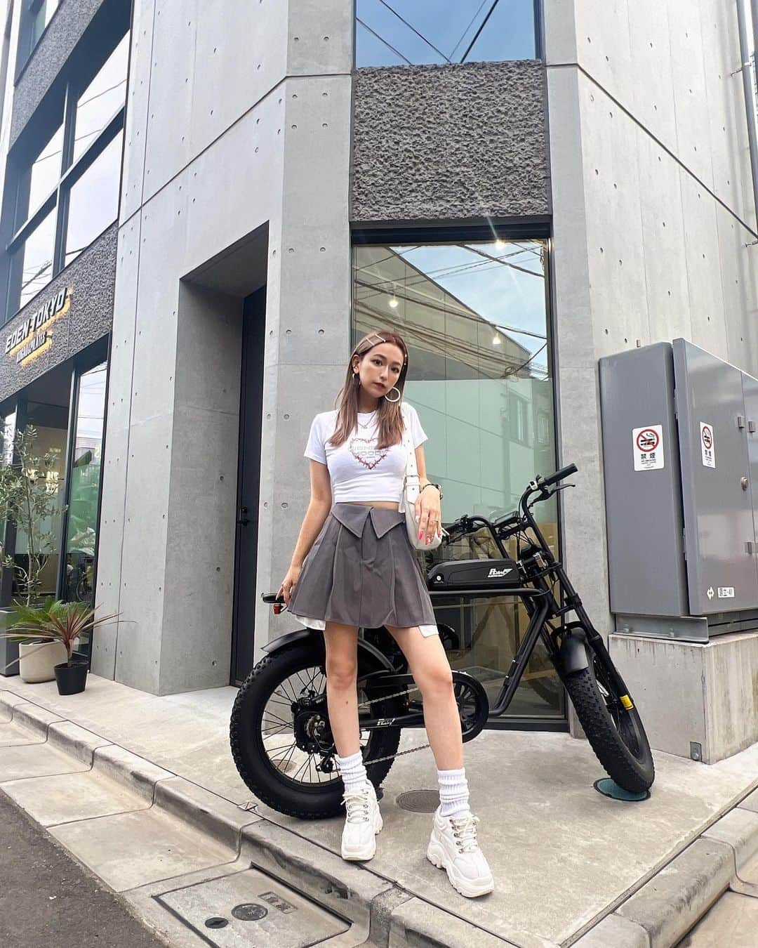 和栗汐里さんのインスタグラム写真 - (和栗汐里Instagram)「my style🤍  tops @aclent_official  skirt @spiralgirl_official   SHAON DESTINY👟 SとMサイズ完売してて XSとLのみの在庫となります💨💨  ※12月のPOPUPでは全サイズ発売予定🤍 なのでぜひ遊びに来てください❤︎‪❤︎‪  月2.3で @eden.pilates.official 🧘🏼‍♀️ 先生 @mio0719 and @anrinakajima   ピラティス後にきれいちゃんと 場面でカフェった日☕  #shaon #厚底 #厚底スニーカー  #aclent #spiralgirl #ピラティス」9月5日 11時48分 - shipi0520