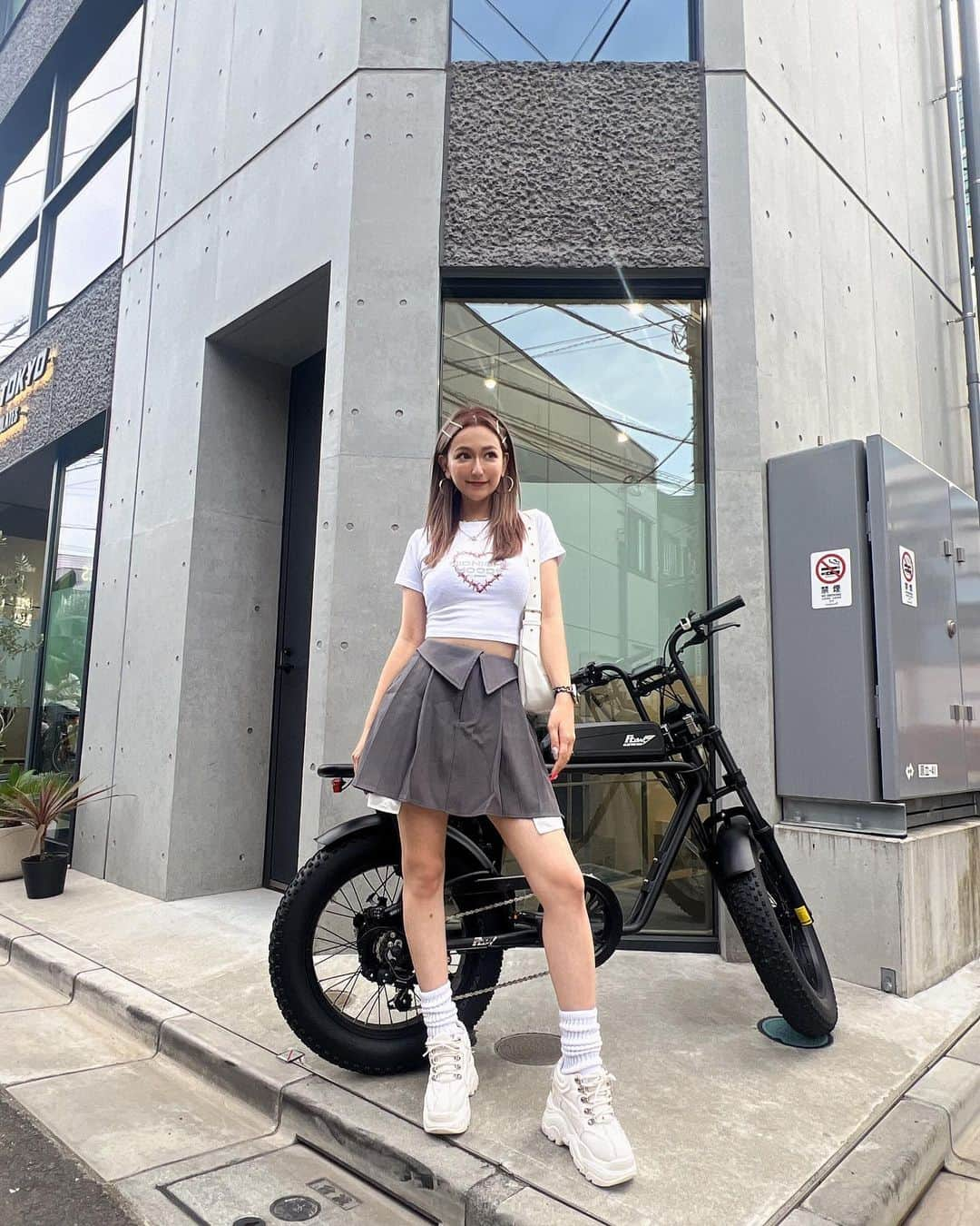 和栗汐里さんのインスタグラム写真 - (和栗汐里Instagram)「my style🤍  tops @aclent_official  skirt @spiralgirl_official   SHAON DESTINY👟 SとMサイズ完売してて XSとLのみの在庫となります💨💨  ※12月のPOPUPでは全サイズ発売予定🤍 なのでぜひ遊びに来てください❤︎‪❤︎‪  月2.3で @eden.pilates.official 🧘🏼‍♀️ 先生 @mio0719 and @anrinakajima   ピラティス後にきれいちゃんと 場面でカフェった日☕  #shaon #厚底 #厚底スニーカー  #aclent #spiralgirl #ピラティス」9月5日 11時48分 - shipi0520