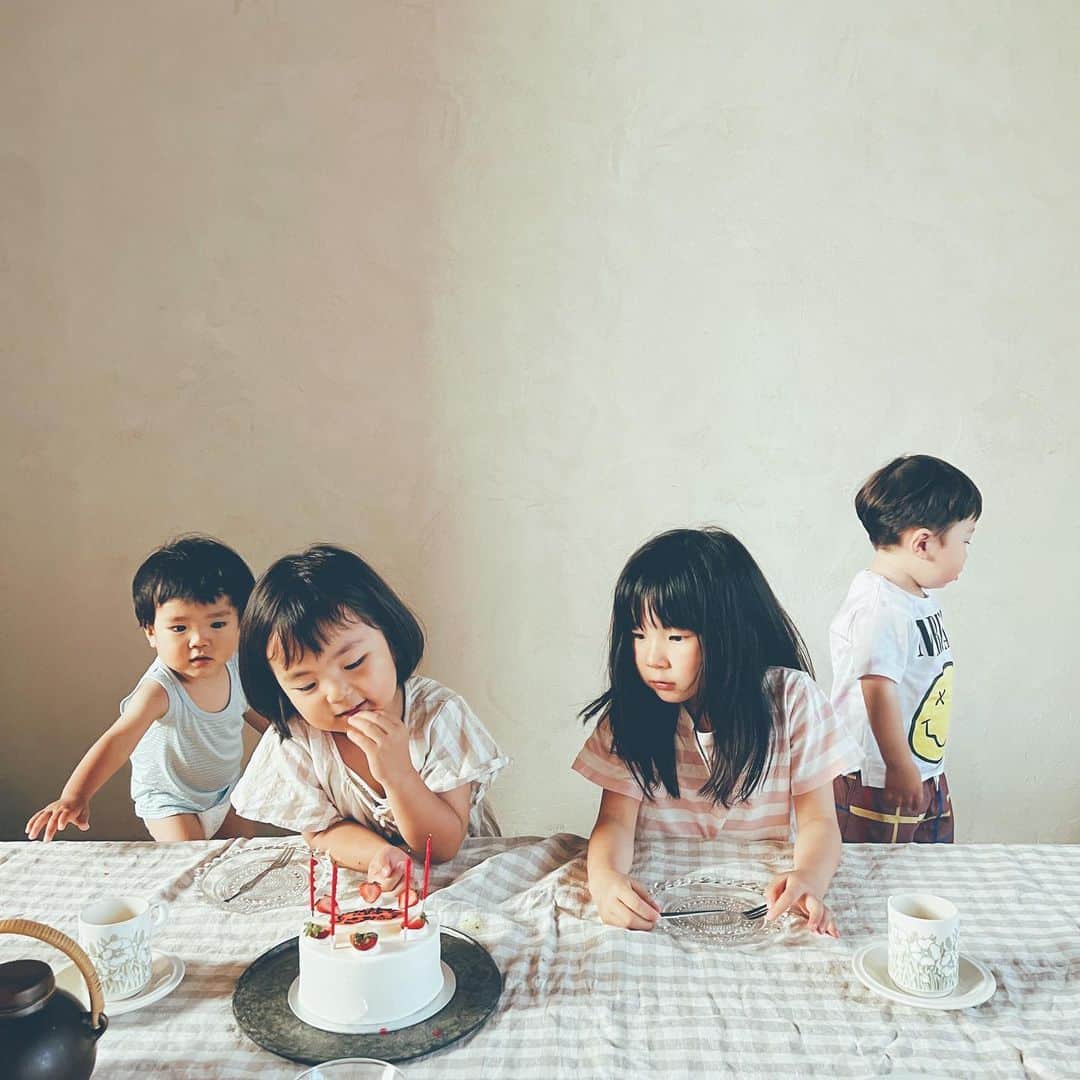 石野千尋のインスタグラム：「One of my favorite moments. I'm very happy to have friends who can watch over our child's growth together!  素敵なお家にお邪魔して、お友達と水遊びを楽しんだ日🚿   何気ない瞬間なんだけど、きっと数年後この写真をみて、子どもたちが小さかった日々を愛おしく思うんだろうな…って感じながら撮った1枚📷☀️  #summer #kids #kidsfashion #baby #daughter #son #birthdaycake #photo #kidsphotography #partycake #📷#🍰」