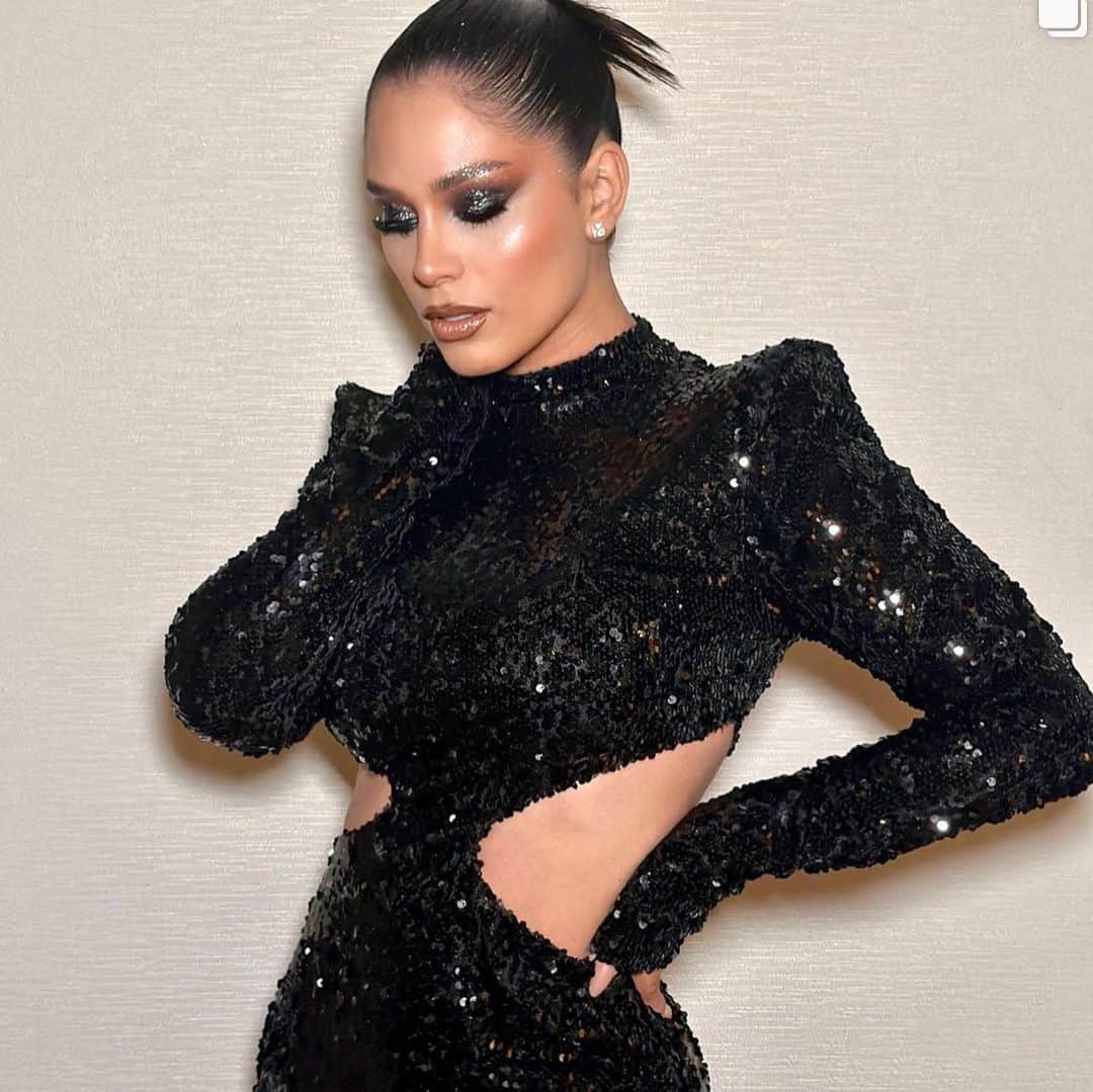 Fabi Martinezのインスタグラム：「Súper glam gracias a ( @nathachaninamakeup ) ✨ Hoy luciendo un maquillaje hecho por ella,en su visita por #Paraguay   G R A C I A S ✨  @outfitstore_py  #dress @pestanas_paraguay」