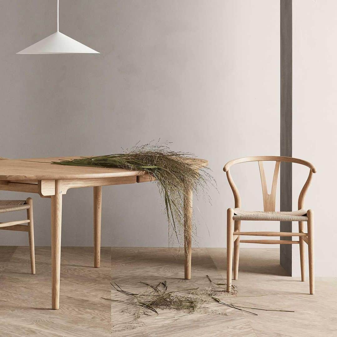 LIVING MOTIFのインスタグラム：「. CH24 | WISHBONE CHAIR EXCLUSIVE OFFER  ハンス J.ウェグナーの代表作、北欧モダンの名作として世界中で愛されてきたCH24 WISHBONE CHAIR。  期間中、対象モデルを特別価格でお求めいただけるキャンペーンを実施中です。人気のアイテムをお得に購入できる、この機会をぜひご利用ください。 ーーーーーー 期間：2023年11月30日まで 対象：フレーム オーク材（ソープ、オイル、ホワイトオイル、ブラック塗装）、座面 ナチュラルペーパーコード、シートハイ 45cm ーーーーーー #livingmotif #リビングモティーフ #store #roppongi #tokyo #interior #furniture #ch24 #carlhansenandson #ychair #WishboneChair #HansJWegner」