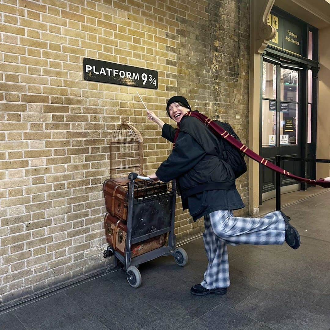 のインスタグラム：「#しいきのロンドン紀行  最後の写真は、キングスクロス駅でハリーポッターになりかけた時の一枚  遂に今日9.5(火)で、椎木初の弾き語りライブ映像配信終了です🙇‍♂️  アーカイブは本日9.5(火)23:59まで 視聴チケットは本日22:00までの販売なのでお忘れなく！  みんなでアビーロードにgo  【椎木初弾き語り映像配信】 [AMBIENCE TOUR]sessions Starring：TOMOMI SIIKI(My Hair is Bad)  ロンドンのアビーロードスタジオ収録ライブ配信！ 全11曲・1時間弱の番組です⚾️  ★配信 8.15(火)20:00〜 アーカイブ：9.5(火)23:59まで  詳しくはHPへ！  https://www.myhairisbad.com/news/3e44e204-76b3-4152-93da-2503a1af8e04」