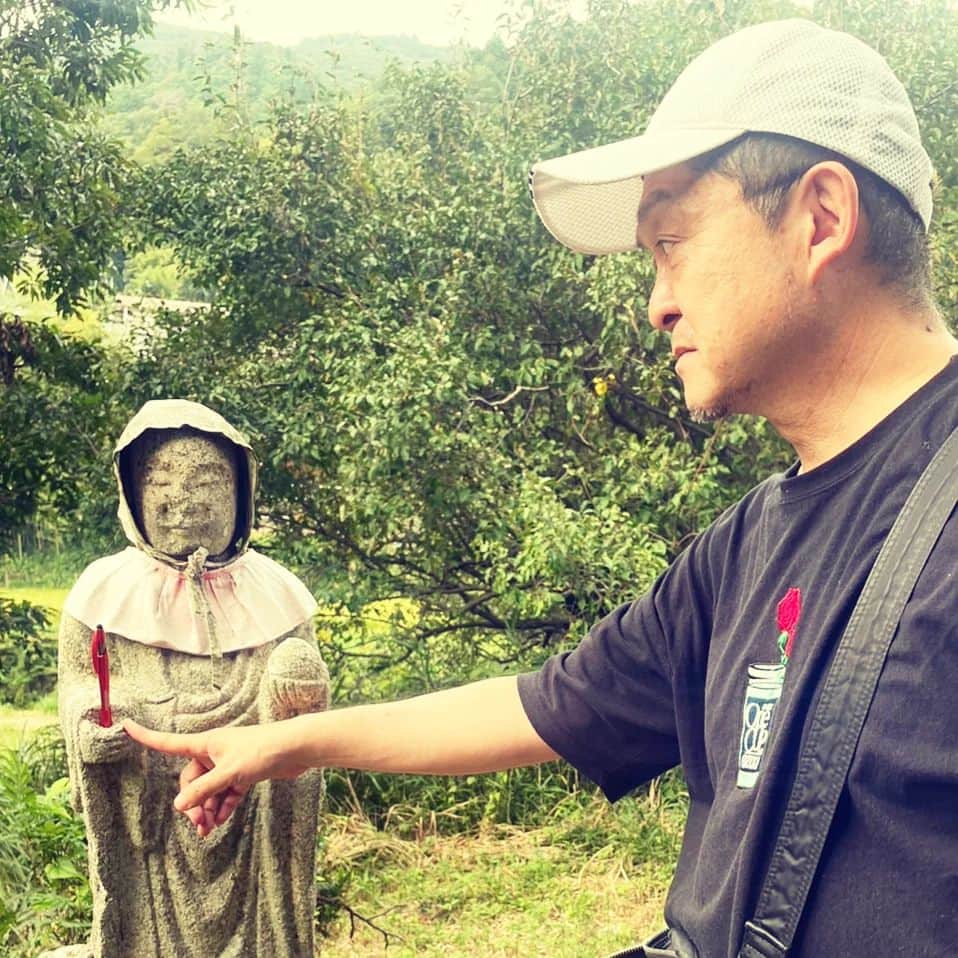 松本隆博のインスタグラム：「。⁡ ⁡久しぶりに……来たかったここに。⁡ ⁡きました那須地蔵(呼称)( ᴖ ·̫ ᴖ )。⁡ ⁡10ヶ月ぶりでしたが、いつもと⁡⁡ ⁡ ⁡変わらず ハニカミ笑顔と…山盛りの⁡ ⁡ご飯を持ってました( ᴖ ·̫ ᴖ )。⁡ ⁡おかずが無いんだよね、、唐揚げ⁡ ⁡が良いんだけど、無かったから、、⁡ マジックスパイスカレー……の⁡ ⁡ボールペンを持って貰った😂⁡ ⁡「兄さん～💦おかずにならん💦」⁡ ⁡と聴こえてきたよ❀( ⸝⸝•ᴗ•⸝⸝ )❀⁡⁡ ⁡⁡ ⁡還暦少年 松本隆博⁡ ⁡ ⁡」