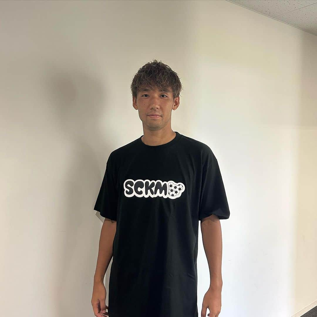 福岡将太のインスタグラム：「@soccer_kuma_ さんのTシャツ😎 皆さんもぜひ手にしてみて下さい😎👍  #さっかーくま」