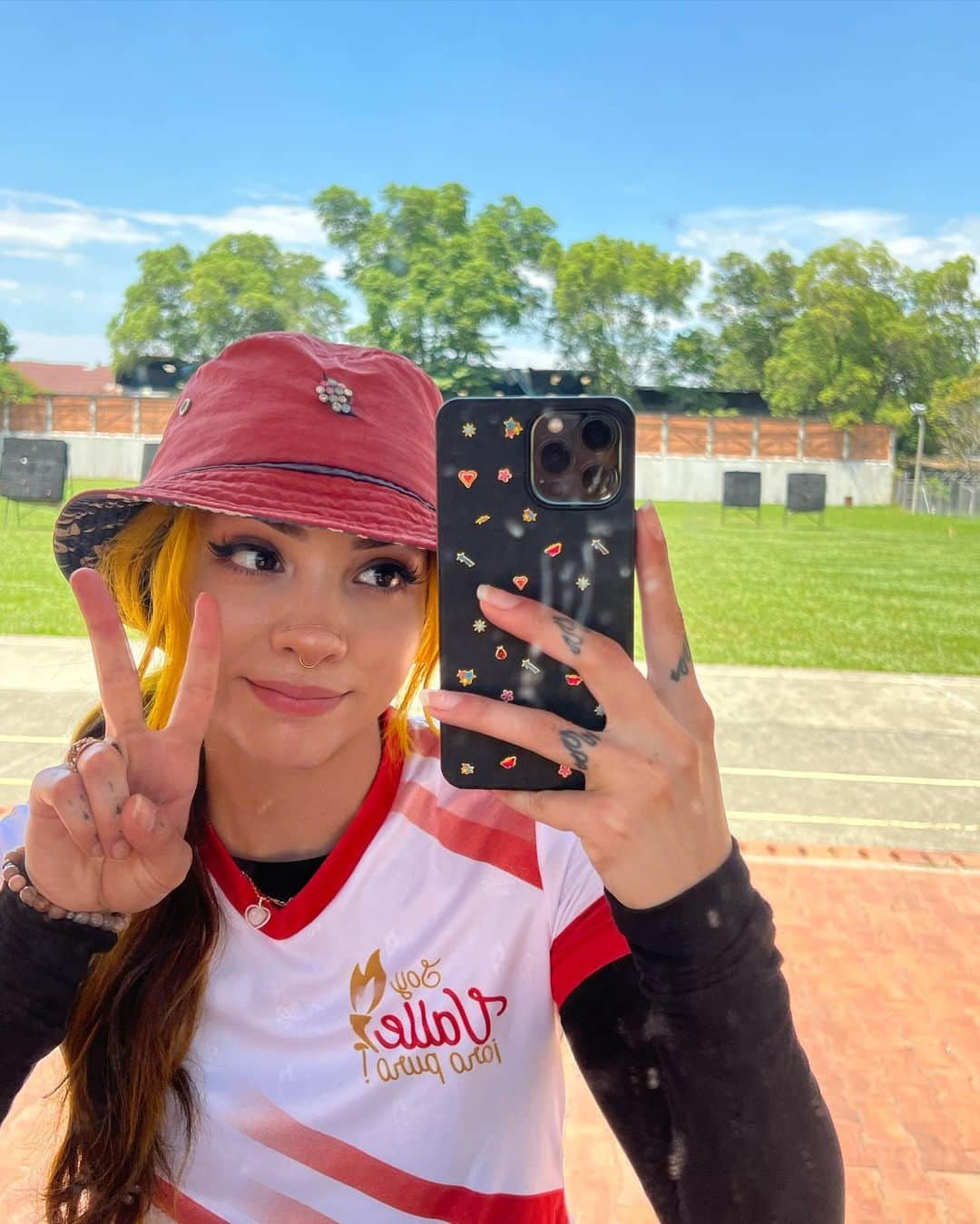 バレンティナ・アコスタ・ギラルドのインスタグラム：「Después de casi 2 años estoy de vuelta en Colombia!! 🫶🏻🇨🇴 Nadie de mi familia sabía, solo mi mamá, y ha sido muy bonito ver las reacciones de todos, luego les comparto más. Estuve un poco inactiva los últimos días porque de hecho llegué a Cali hace más de una semana, y mantener el secreto de todos no fue fácil pero divertido. En Cali me encontraba haciendo un clasificatorio departamental, y es mi primera competencia en Colombia desde antes de olímpicos 🥹🤩 Estoy muy feliz con mis resultados, pero aún más feliz de venir y disfrutar tanto mis disparos! Estoy feliz de poder disfrutar de un equipo con tan buena energía y que me recibió con los brazos abiertos 💖 Y con unas compañeras de equipo que son un gran apoyo y motivación, y que juntas buscamos el crecimiento de todas ✨ Estoy feliz de poder volver a mi tierra. Ya podré estar viniendo más pronto. También estaré compitiendo por acá más seguido. Estoy feliz de poder ver mas a mi familia y amigos, y a mis ratas (así le digo a mis mascotas. Luna ya tiene 16 omg) Y por supuesto que estaré comiendo todos esos platos de los que he estado antojada tanto tiempo (luego les muestro todo lo que he comido también Hehe) 🤓 Anyways, venía a compartir mis alegrías que tuve que mantener en secreto por tantos días. Este solo es el comienzo de una nueva etapa de mi vida 🫶🏻✨」
