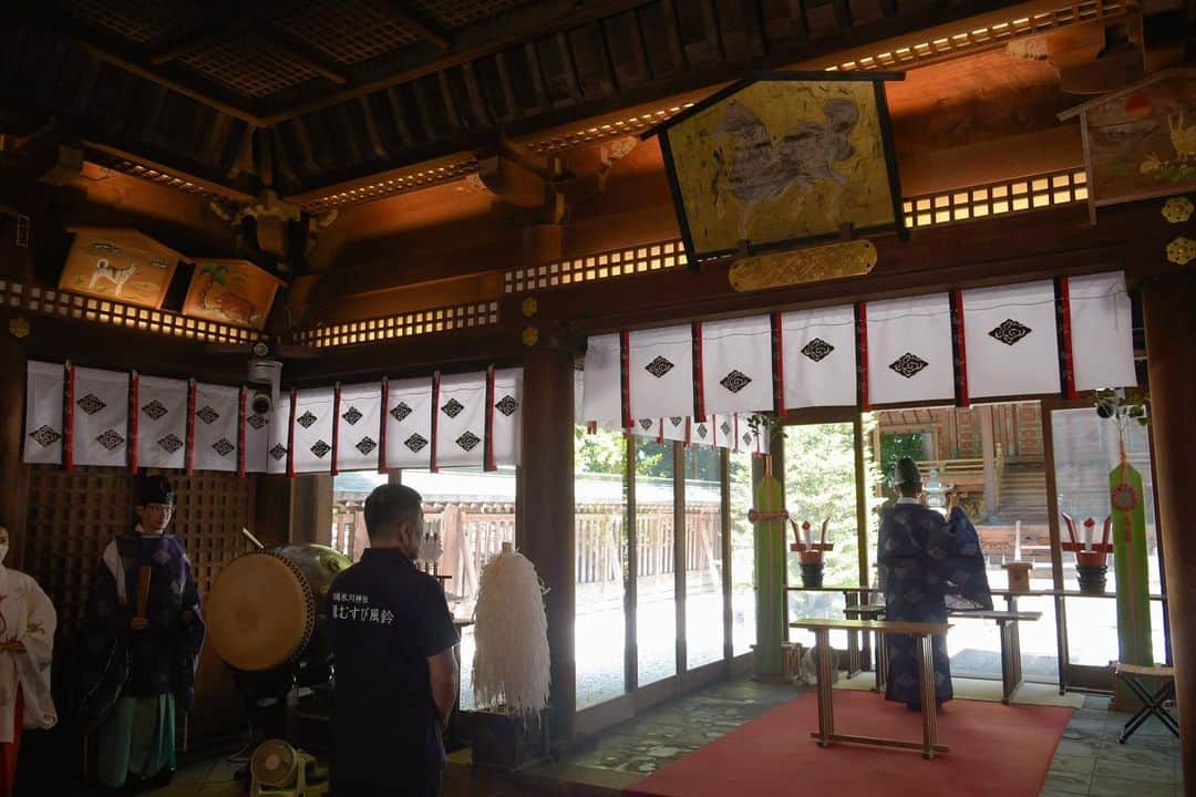 川越氷川神社さんのインスタグラム写真 - (川越氷川神社Instagram)「. 7月1日からはじまった祭事、縁むすび風鈴。 本日、神前にて縁むすび風鈴の祭事終了を奉告するとともに、皆様の願いが神さまに届くよう祈願いたしました。 また、風鈴に結ばれた願いごと短冊は、丁重にお祓いのうえ、お焚き上げされました。 (短冊は複数回に分けてお焚き上げされます)  #川越氷川神社 #縁むすび風鈴 #納め式  #願いごと短冊 #埼玉  #川越 #kawagoe  #kawagoehikawashrine  #また来年」9月5日 12時22分 - kawagoe_hikawa