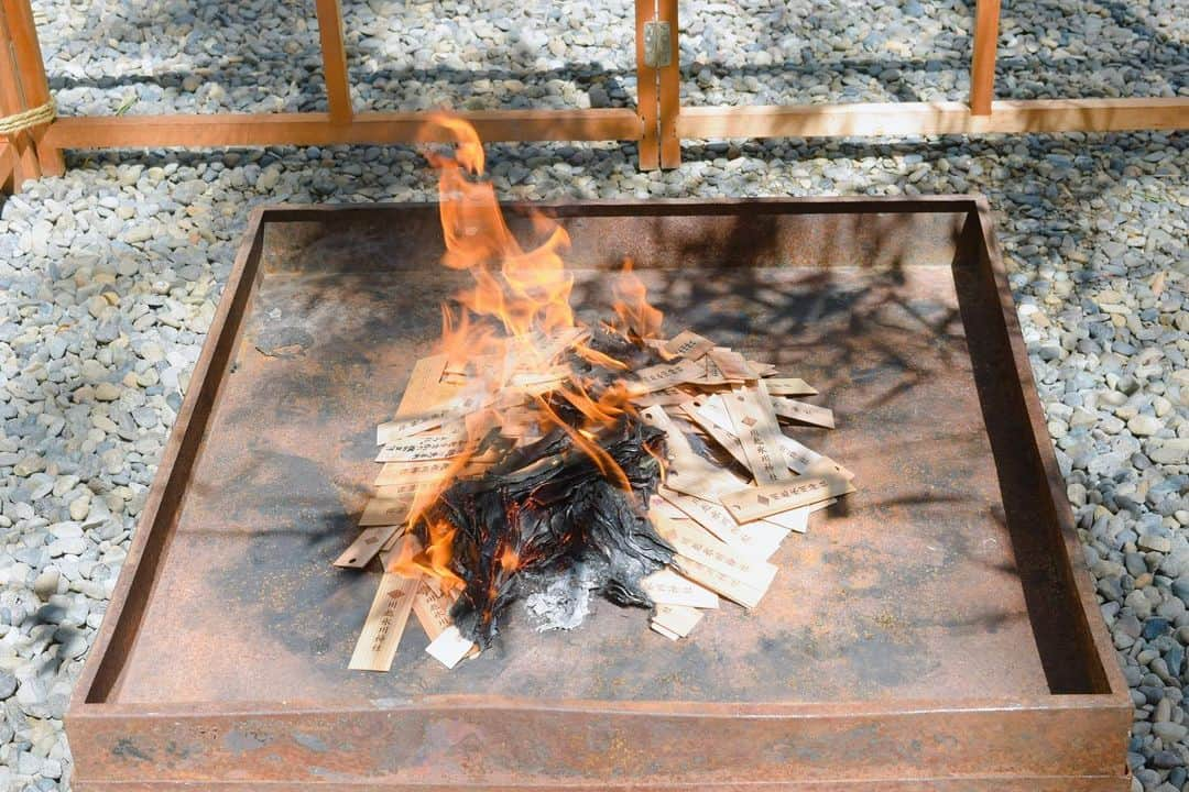 川越氷川神社さんのインスタグラム写真 - (川越氷川神社Instagram)「. 7月1日からはじまった祭事、縁むすび風鈴。 本日、神前にて縁むすび風鈴の祭事終了を奉告するとともに、皆様の願いが神さまに届くよう祈願いたしました。 また、風鈴に結ばれた願いごと短冊は、丁重にお祓いのうえ、お焚き上げされました。 (短冊は複数回に分けてお焚き上げされます)  #川越氷川神社 #縁むすび風鈴 #納め式  #願いごと短冊 #埼玉  #川越 #kawagoe  #kawagoehikawashrine  #また来年」9月5日 12時22分 - kawagoe_hikawa