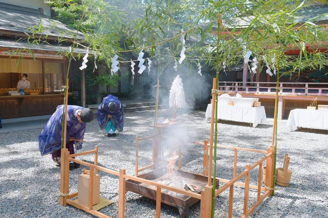 川越氷川神社のインスタグラム：「. 7月1日からはじまった祭事、縁むすび風鈴。 本日、神前にて縁むすび風鈴の祭事終了を奉告するとともに、皆様の願いが神さまに届くよう祈願いたしました。 また、風鈴に結ばれた願いごと短冊は、丁重にお祓いのうえ、お焚き上げされました。 (短冊は複数回に分けてお焚き上げされます)  #川越氷川神社 #縁むすび風鈴 #納め式  #願いごと短冊 #埼玉  #川越 #kawagoe  #kawagoehikawashrine  #また来年」