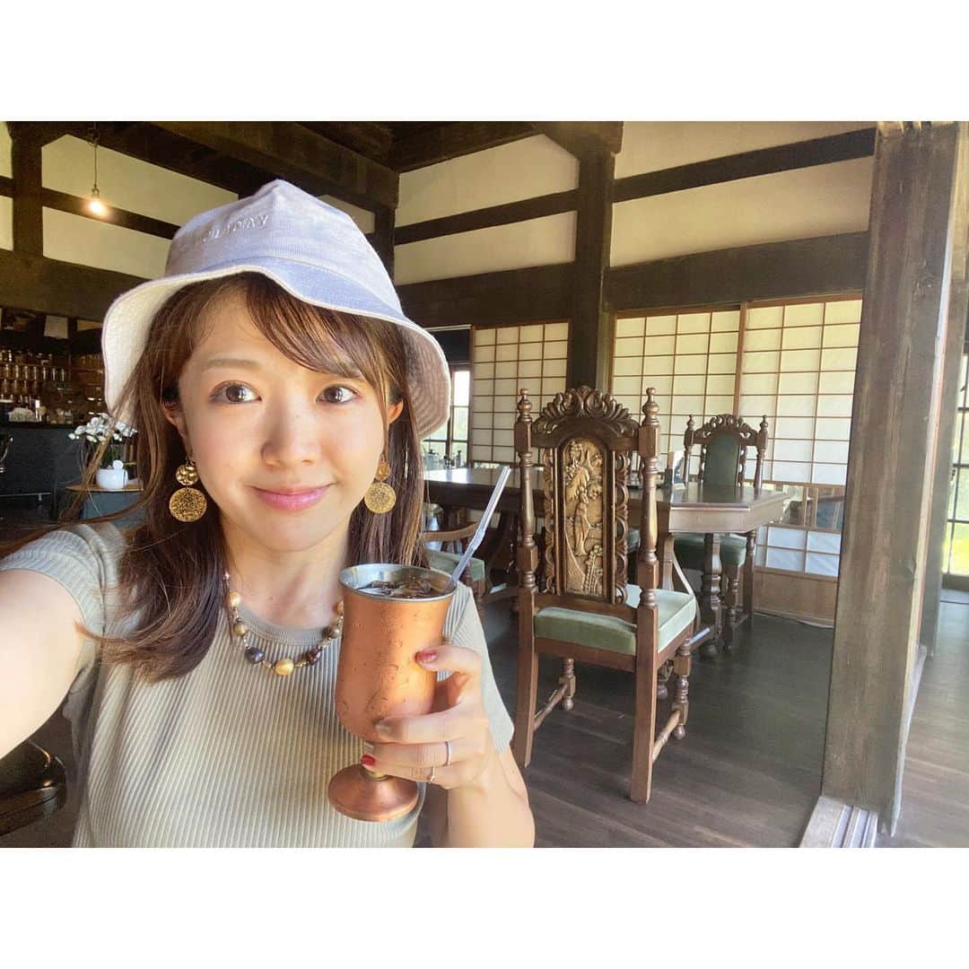 のインスタグラム：「千葉県富津市にある とーーっても素敵な雰囲気の「カフェえどもんず」に行ってきました❤️  NHKの「ふるカフェ系ハルさんの休日」の初回放送を飾った超人気店🥺  白川郷から移築したという 合掌造りの建物にレトロモダンな家具たちとコーヒーの香りで 幸せ空間でした☕️  明日、水曜のレコレールは 「カフェ・喫茶店」がテーマということで カフェえどもんずのマスター青山さんにゲストで来てもらいます☺️  コーヒーのお話、カフェのお話、たくさんお伺いします♪  更に全国のリスナーの皆さんの お気に入りカフェ・喫茶店も大募集✨ （というか番組から紹介するのはカフェえどもんずだけなので、皆さんからのメッセージが貴重な情報源🥺）  コーヒーによく似合う音楽もたくさんお届けできたらいいな😌✨」