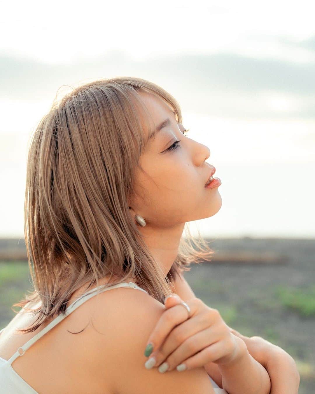KIMIKA（キミカ）のインスタグラム：「もうすぐ夏も終わるね  今年の夏は本当に沢山の人に出会って 沢山の歌を届けられたと思う  でも色んな方に会えば会うほど 思うことがある  ほとんどの人が根が真面目で とっても頑張っているのに 自分を褒めてあげるのが とっても下手っぴ  だからさ、そんな人は会いに来て 頑張ったこと、沢山沢山褒めるから  辛いならとにかく歌うから  消えそうな背中を抱きしめられるくらい とにかく歌って、願うよ  たった一つの勇気、君に届け  Dear Beautiful Tears.  撮影 @takaya3ura  #summervibes#sunset#fightlife#fightsong#singingislife#KIMIKA」